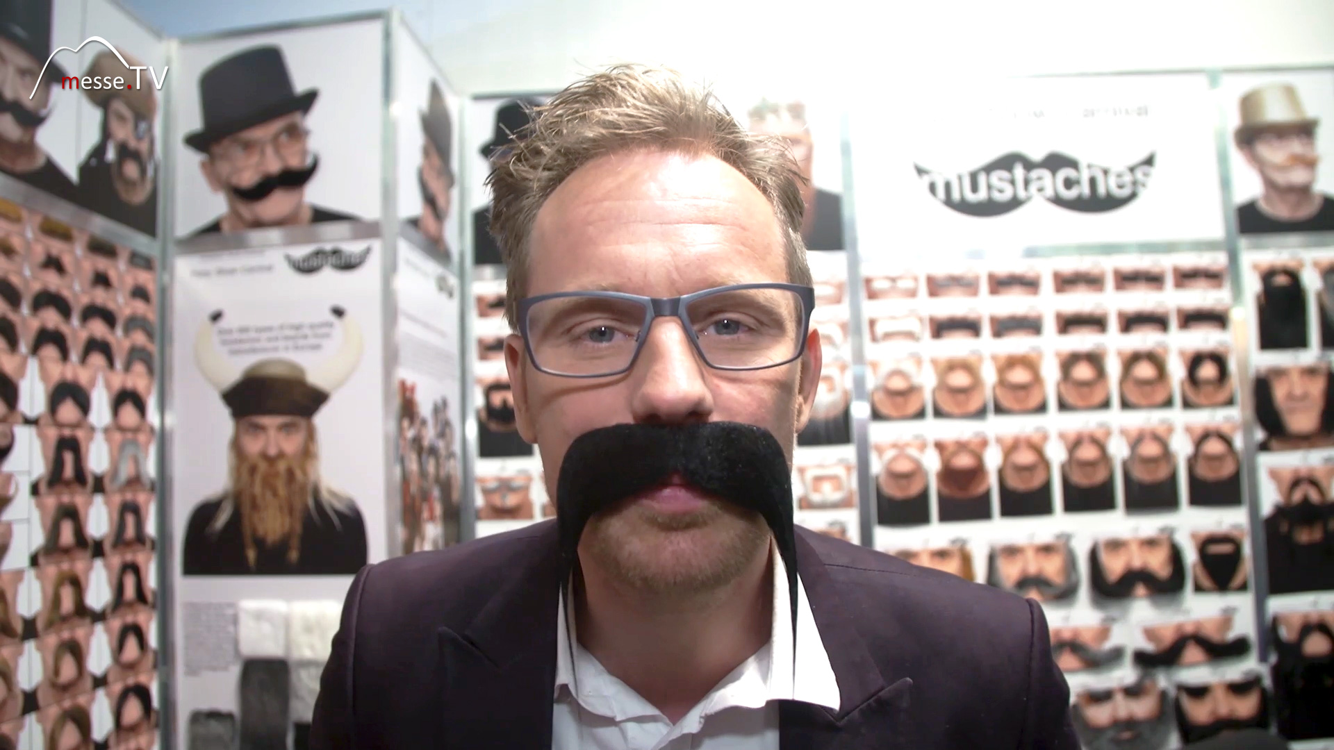 Mustache Bart aufkleben Klas Boemecke MesseTV Moderator