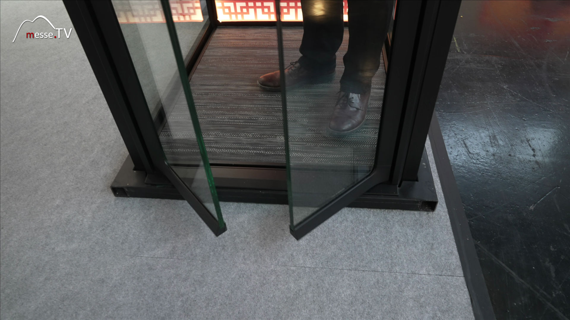 Aufzug statt Treppe Lifttuer aus Glas