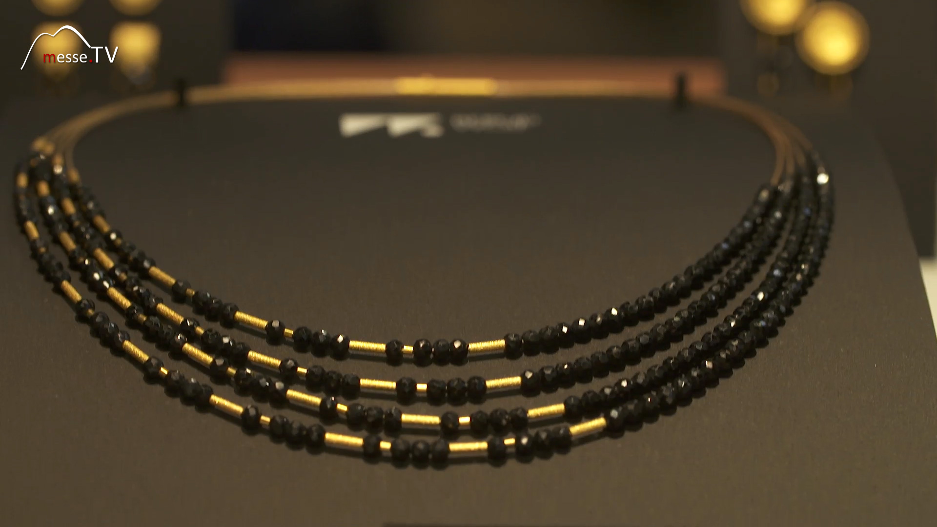 Necklace gold with black spinel