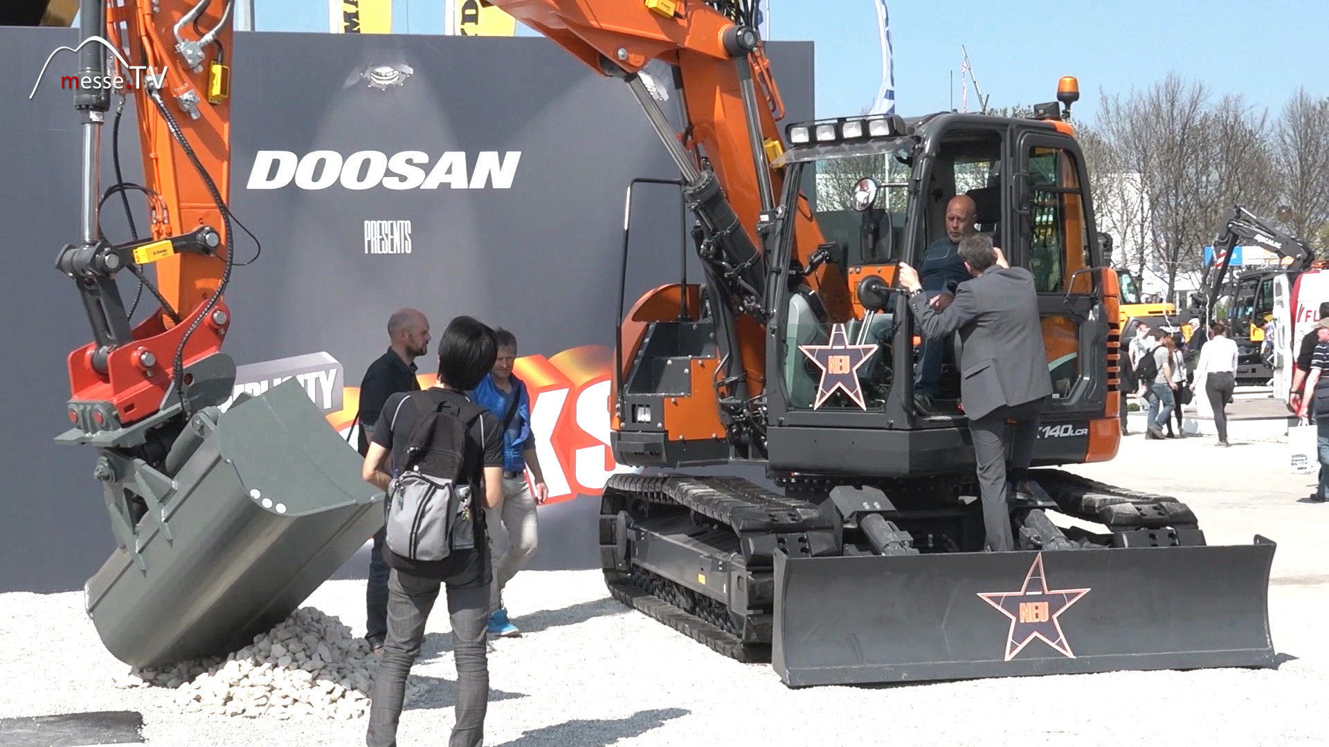 Doosan Bagger 14 Tonnen mit Roadliner Ketten bauma Baustellenfahrzeuge
