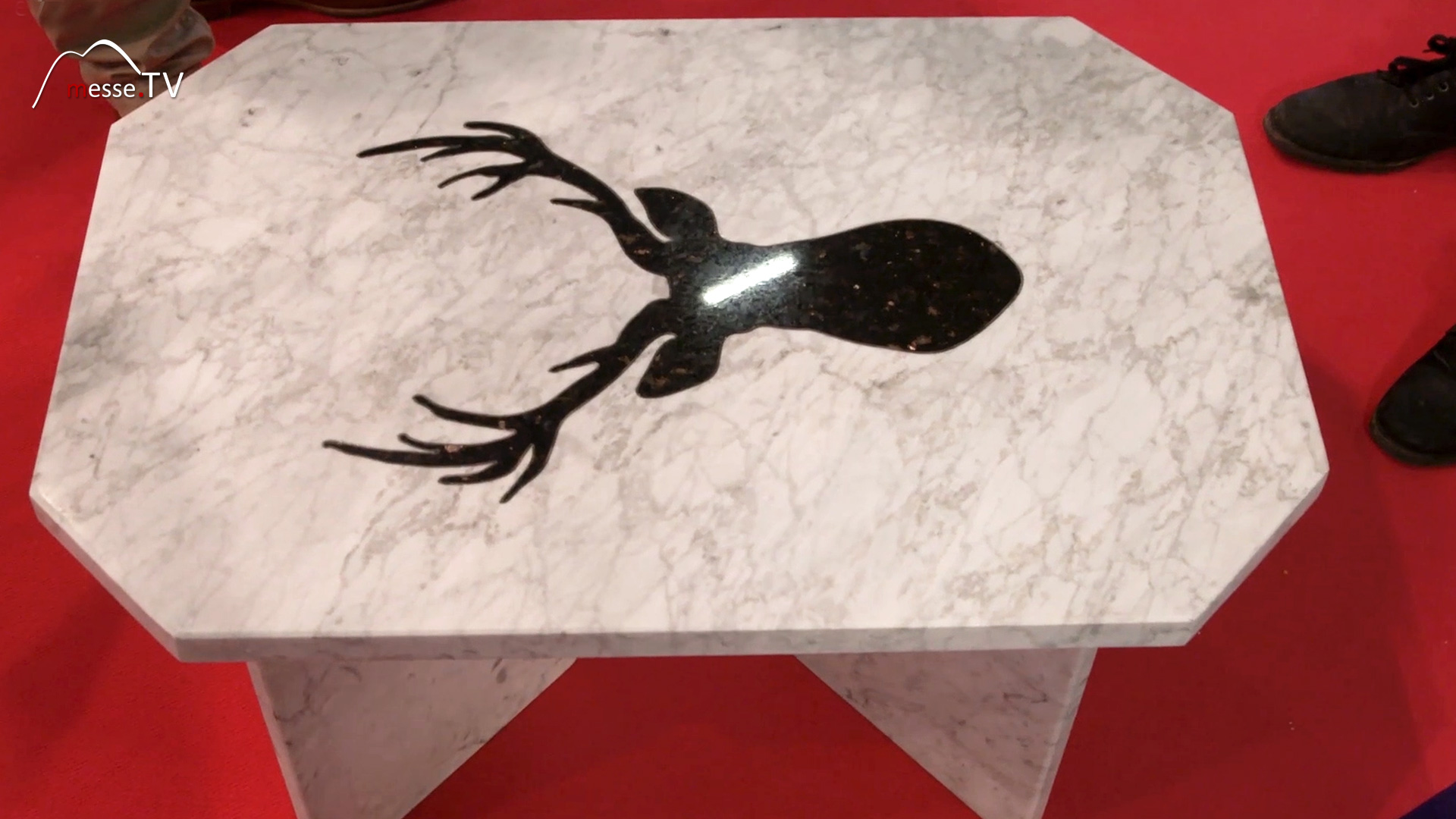 Individuelle Tischplatte Marmor mit eingelegtem Grani Hirschkopf Monachia Design