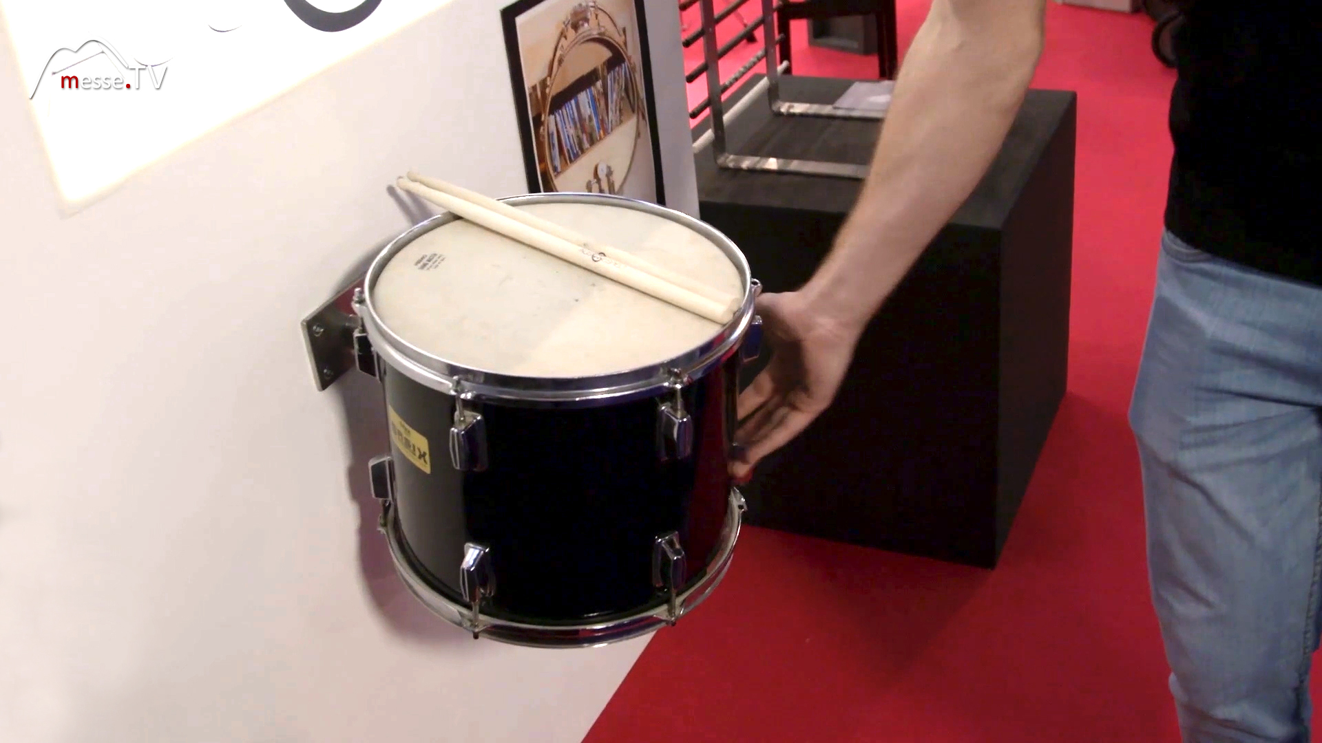 Wandregal aus alter Snare Drum Ausgespielt