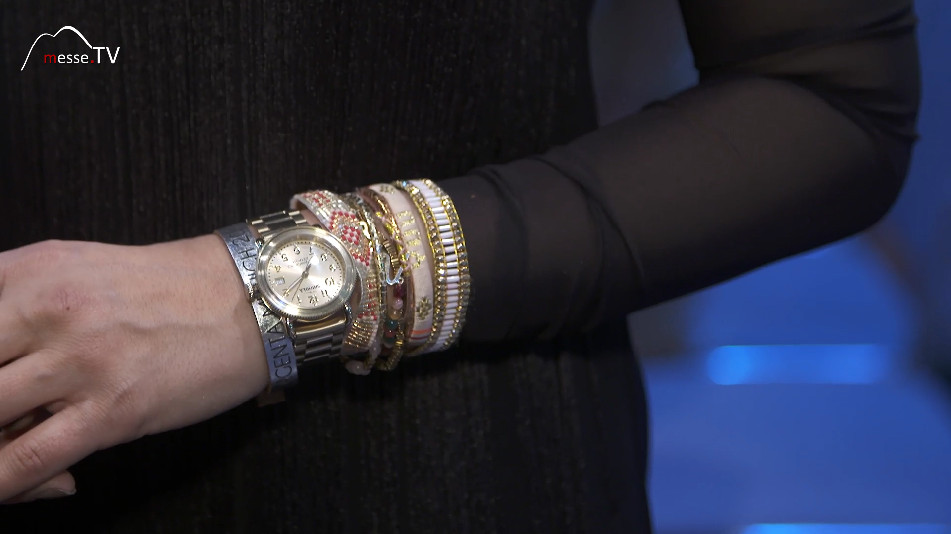 Karen Webb mit Armbaender