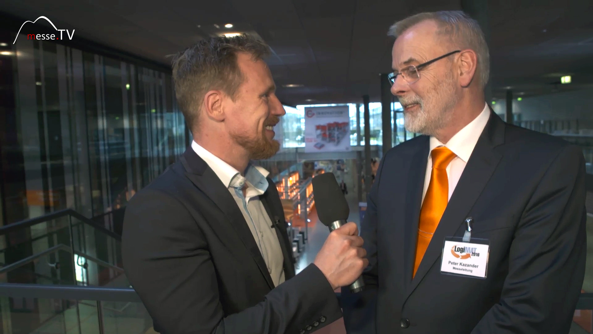 MesseTV Moderator Klas Boemecke mit Messeleiter Peter Kazander LogiMAT 2016