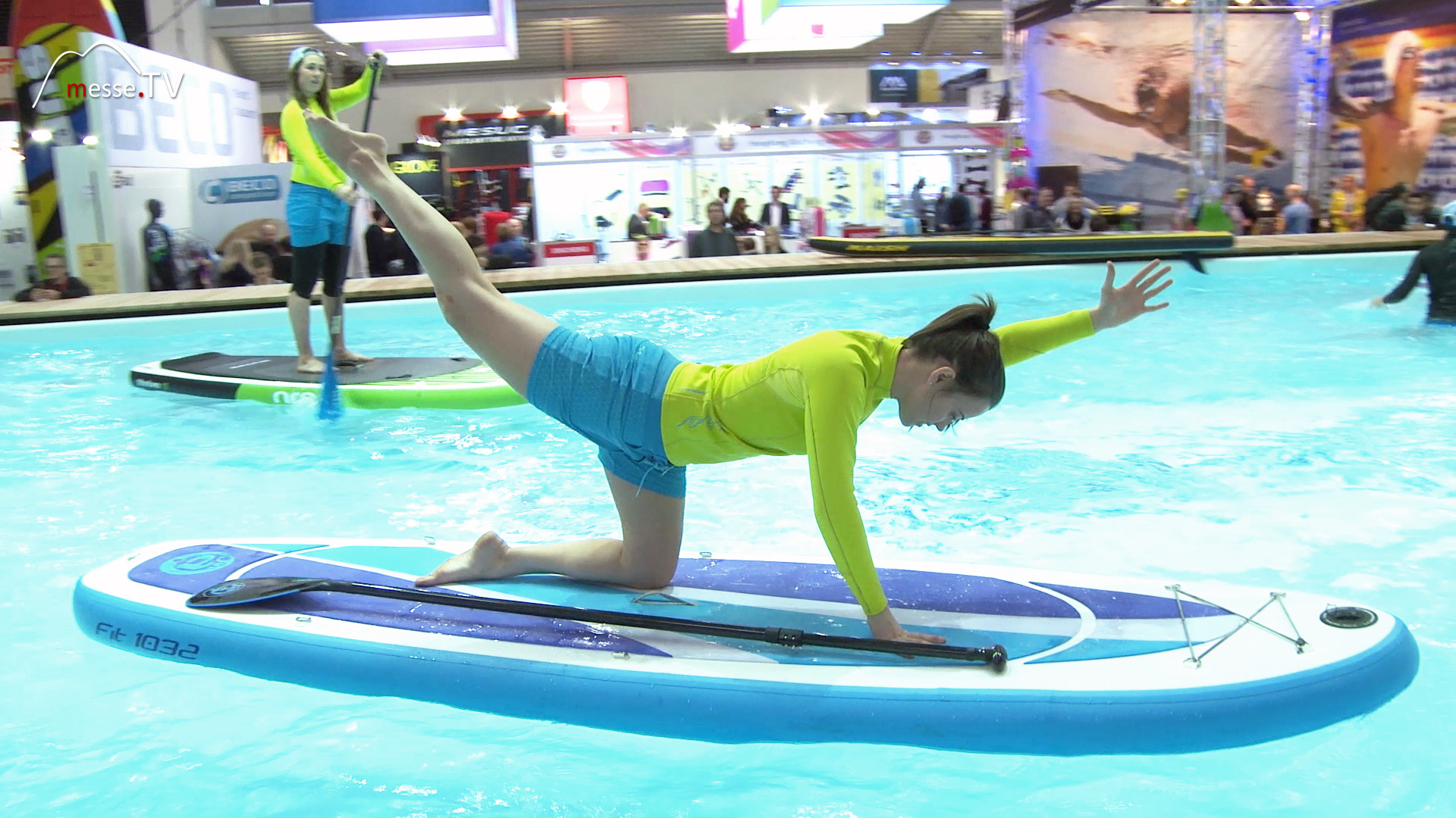 Fitness auf einem Stand up Paddle Board Ispo Messe Muenchen