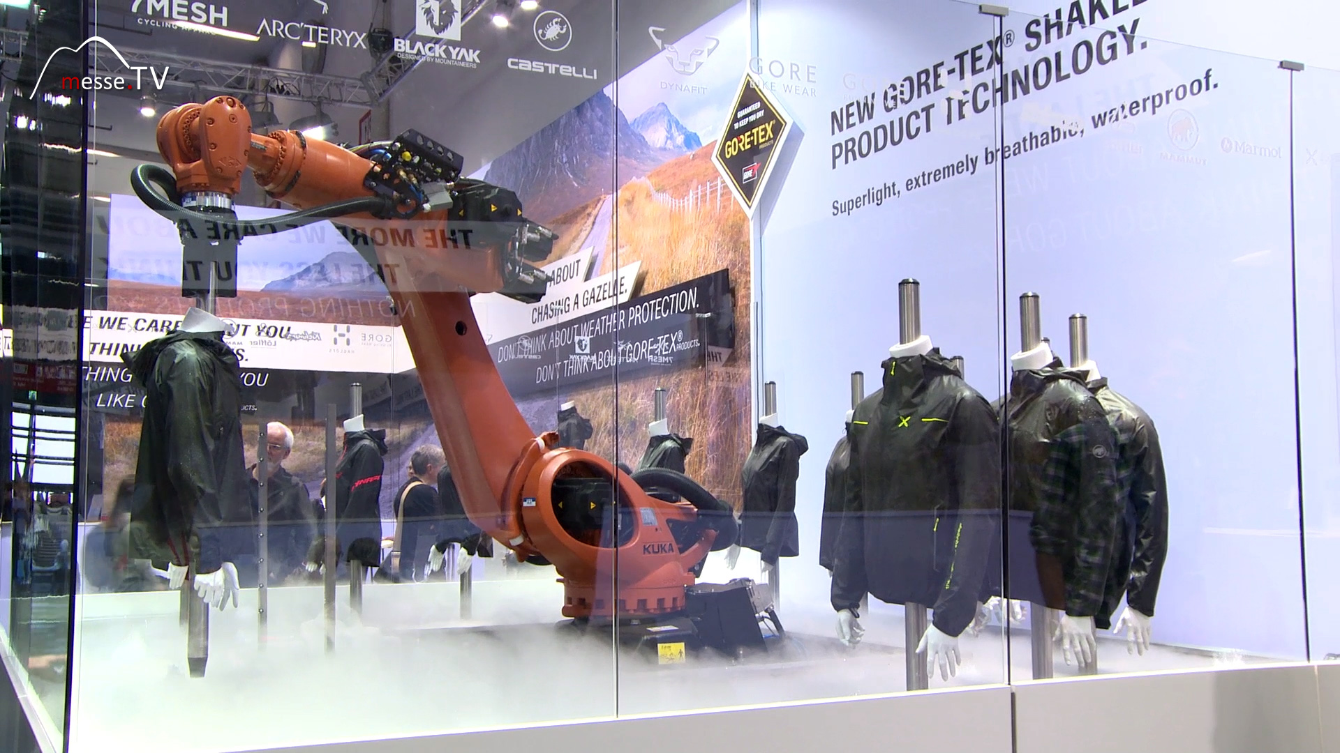 Kuka Roboter demonstriert Gore Technologie Shake Dry Ispo 2017