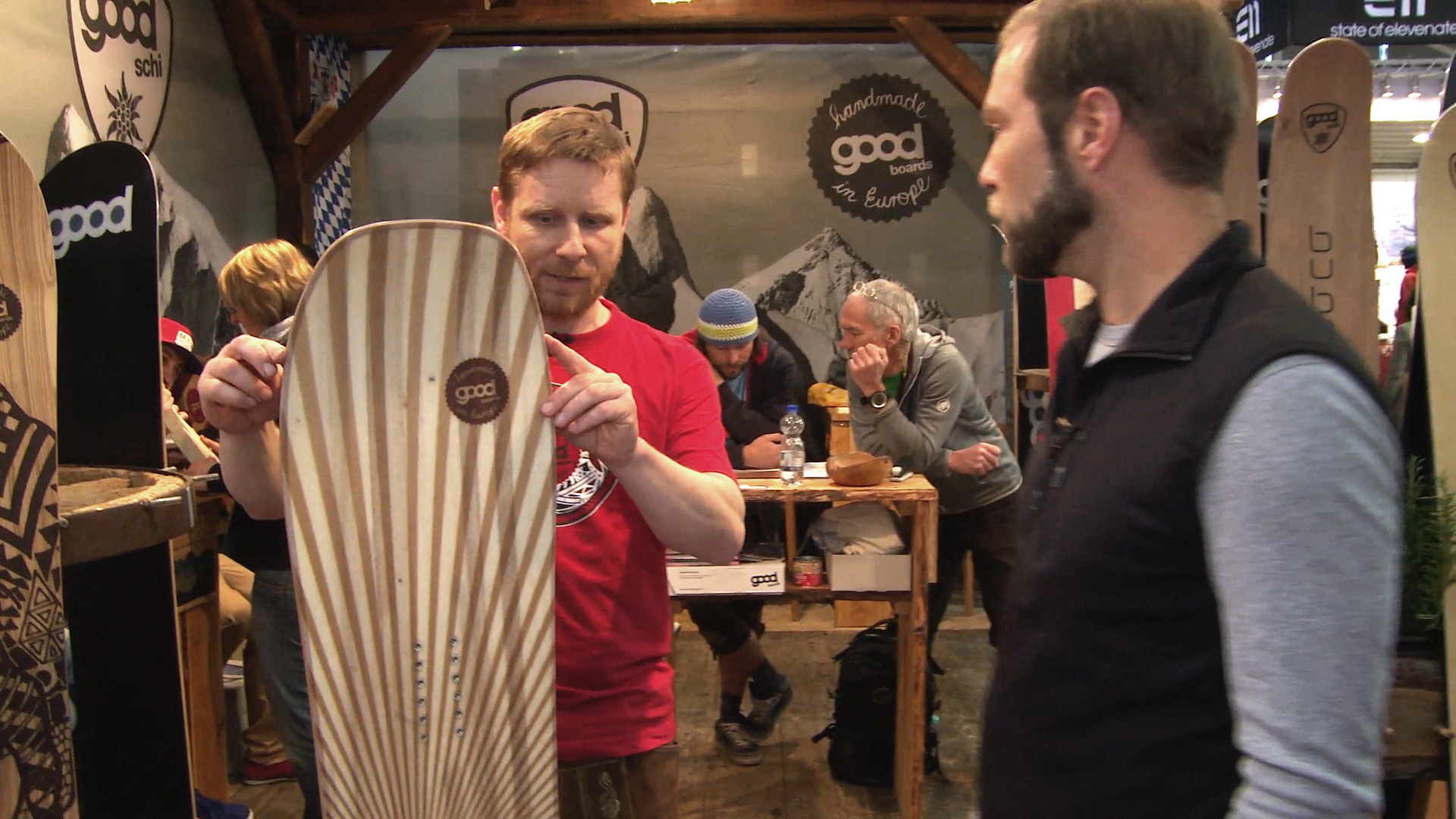 Snowboarden mit einem Board in Holzoptik