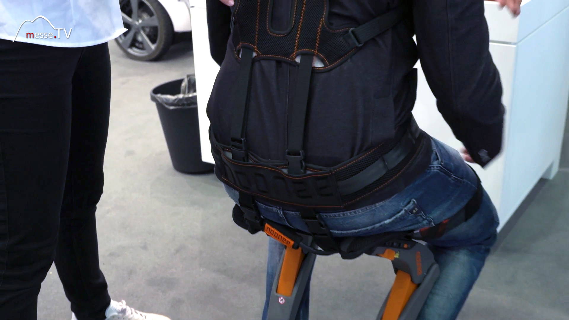 noonee Exoskelett gesunde Arbeitshaltung Chairless Chair Hannover Messe