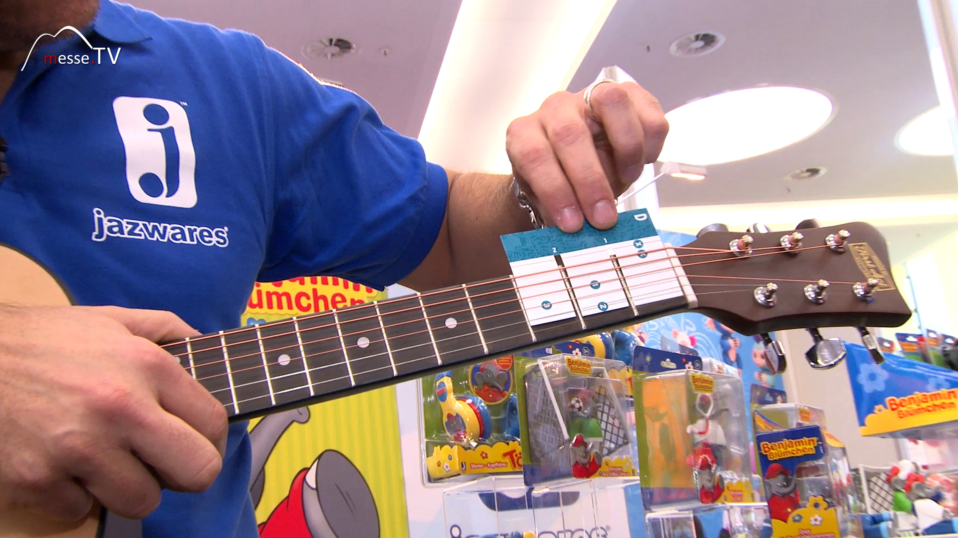 Akustikgitarre Akkord spielen lernen Jazwares Spielwarenmesse