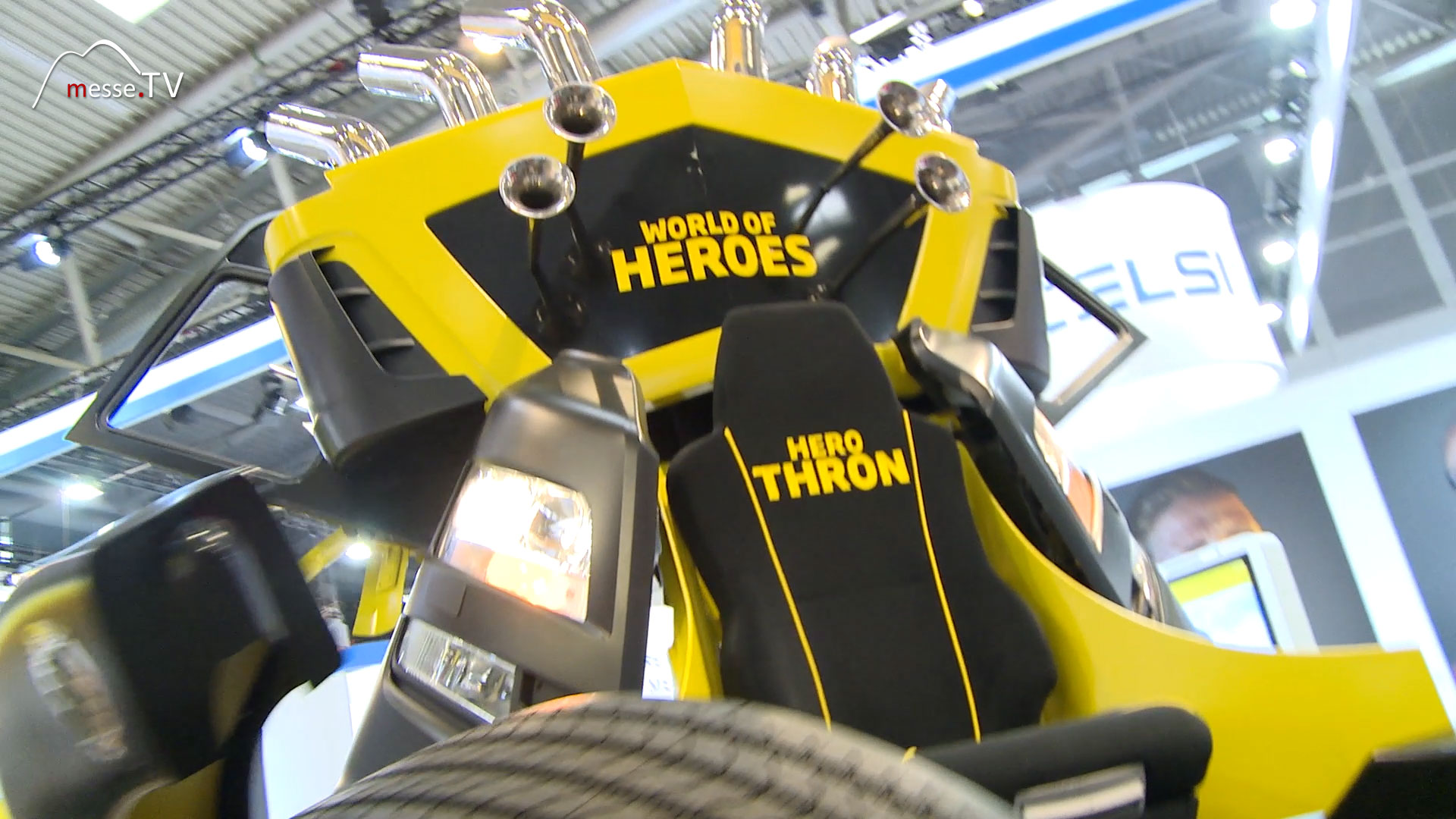 TRUCK JOBS World of Heroes Thron am Messestand