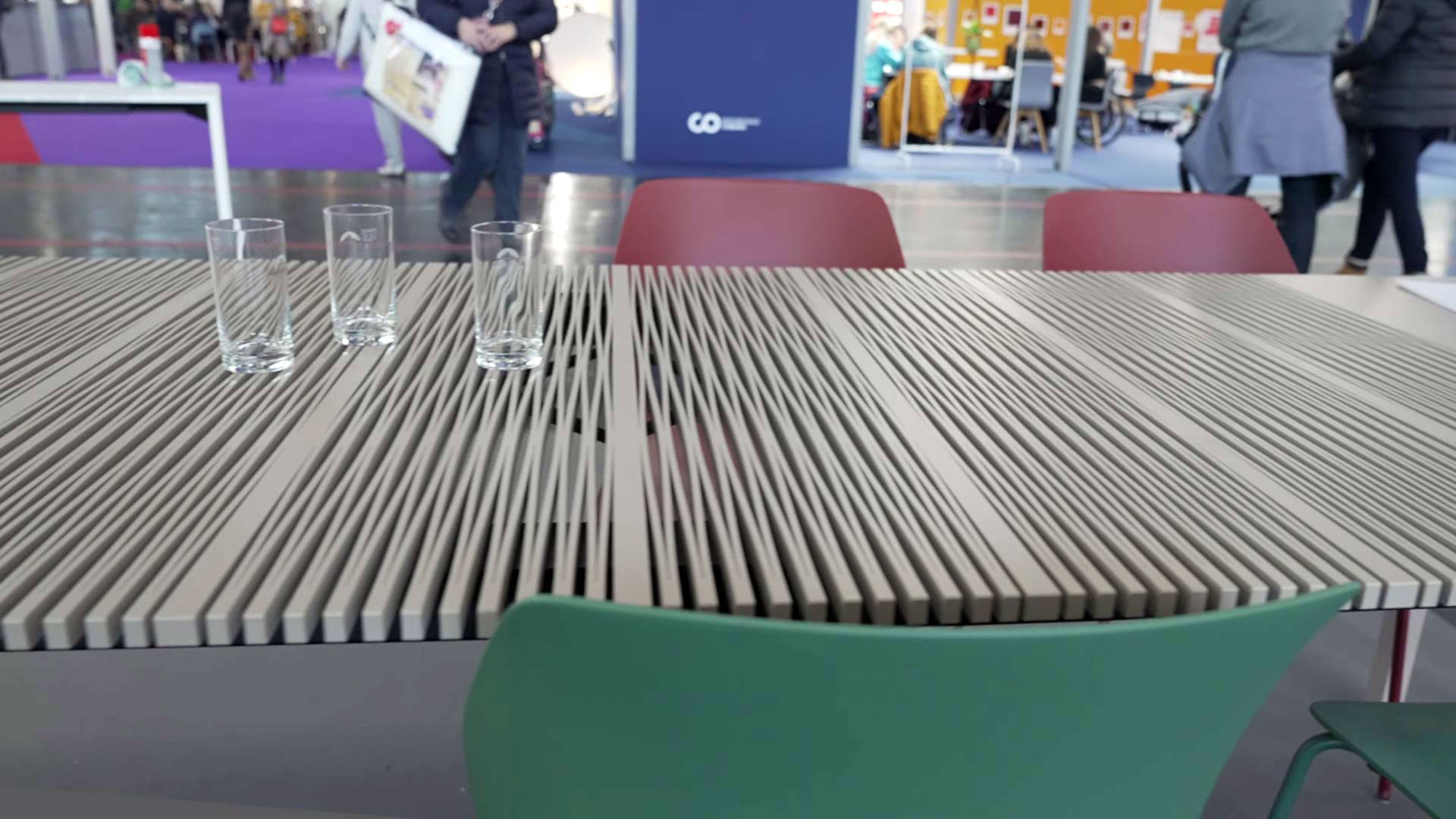 Stufenlos ausziehbarer Tisch sehr stabil