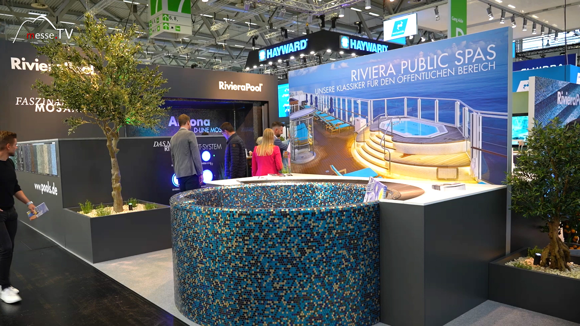 Fertigbecken mit Mosaikfliesen Riviera Pool Messe aquanale 2023