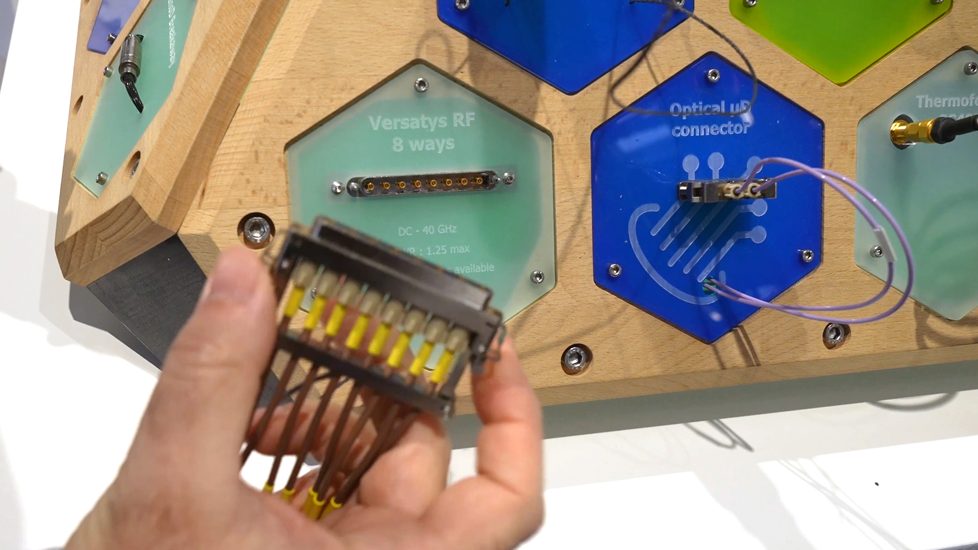 Multi Koaxialkabel für Satellitenproduktion Handhabung ohne Werkzeug Axon electronica 2024