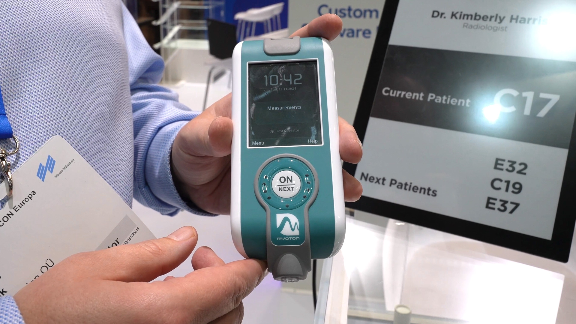 Myoton Messgerät arbeitet berührungslos und misst Spannungsfrequenzen der Muskeln Artec Design electronica 2024
