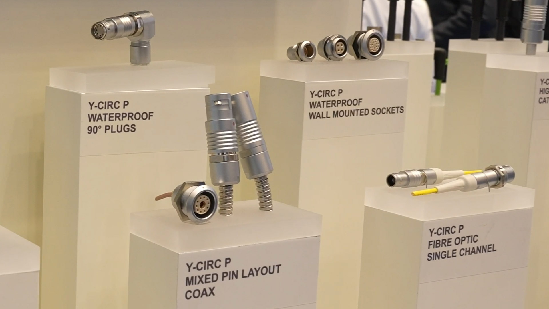optische Steckverbinder mit Faseroptik Elementen Druckluftverbindungen kombiniert mit Koax Steckverbinder Yamaichi electronica 2024