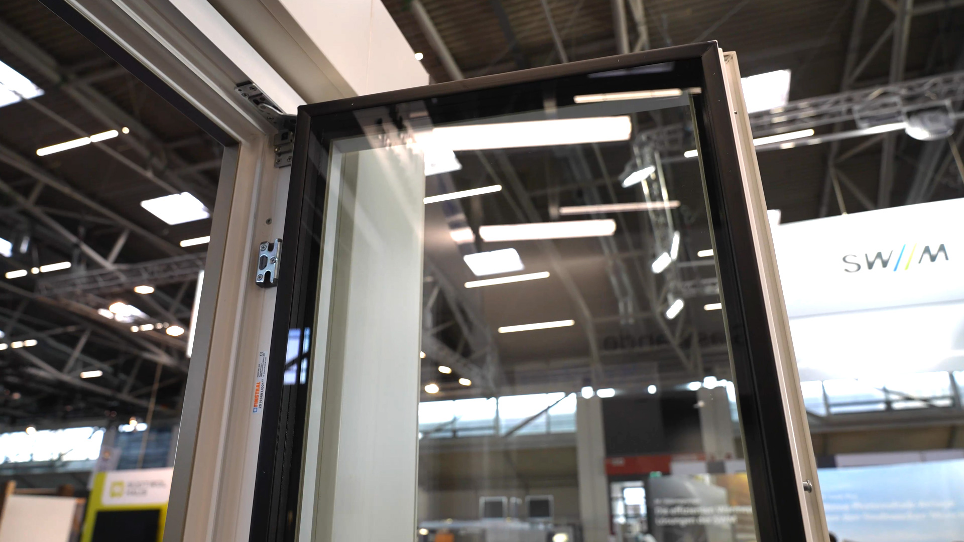 Novaline Fenster Finstral Glas direkt mit Rahmen verklebt optisch sehr ansprechend Kroiher Fensterbau