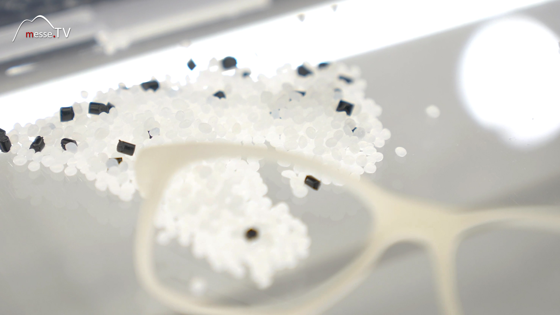 Meeresmüll Granulat Brillenherstellung