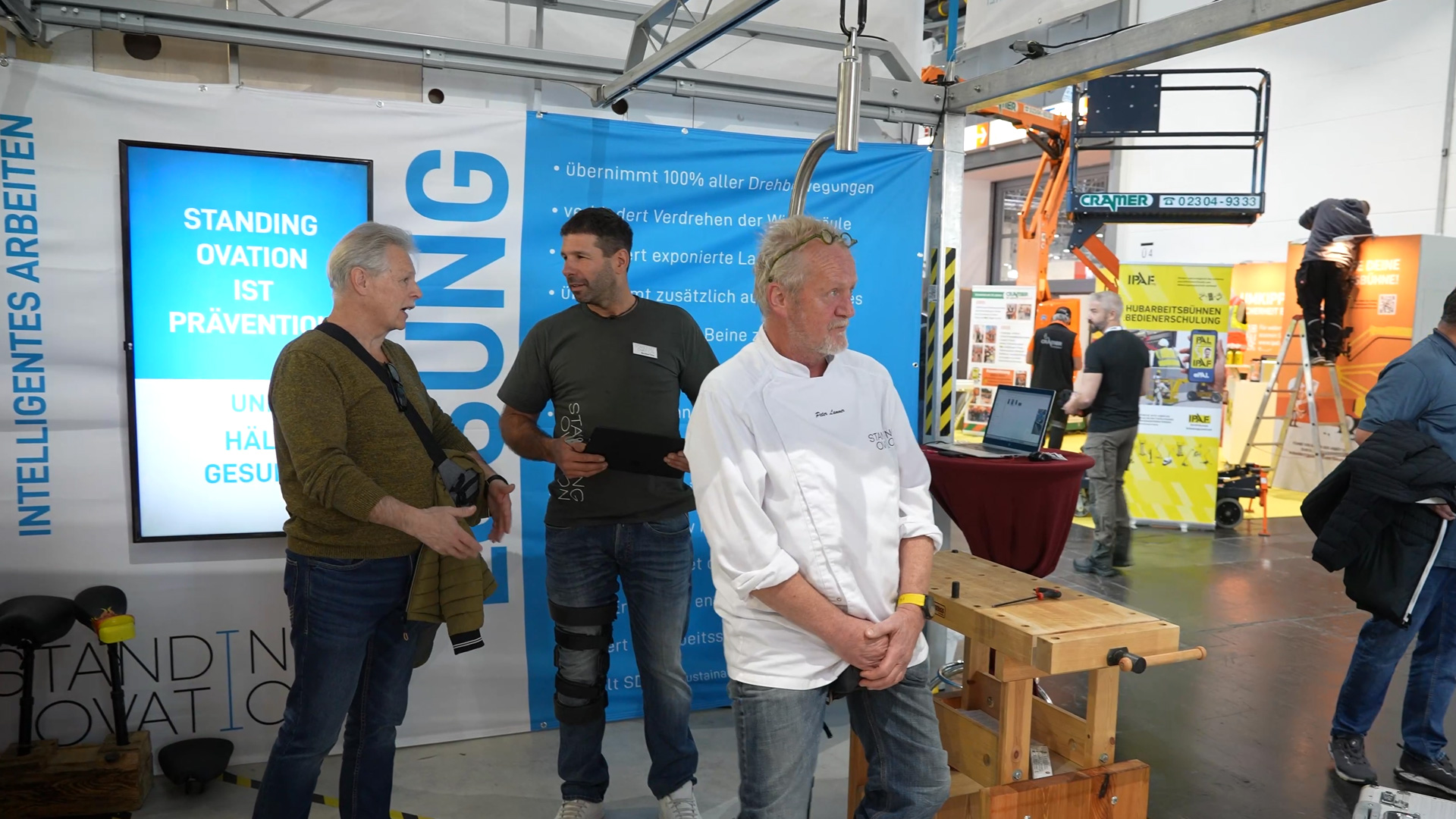 Mechanische Stehhilfe mit uneingeschraenkter Bewegungsfreiheit