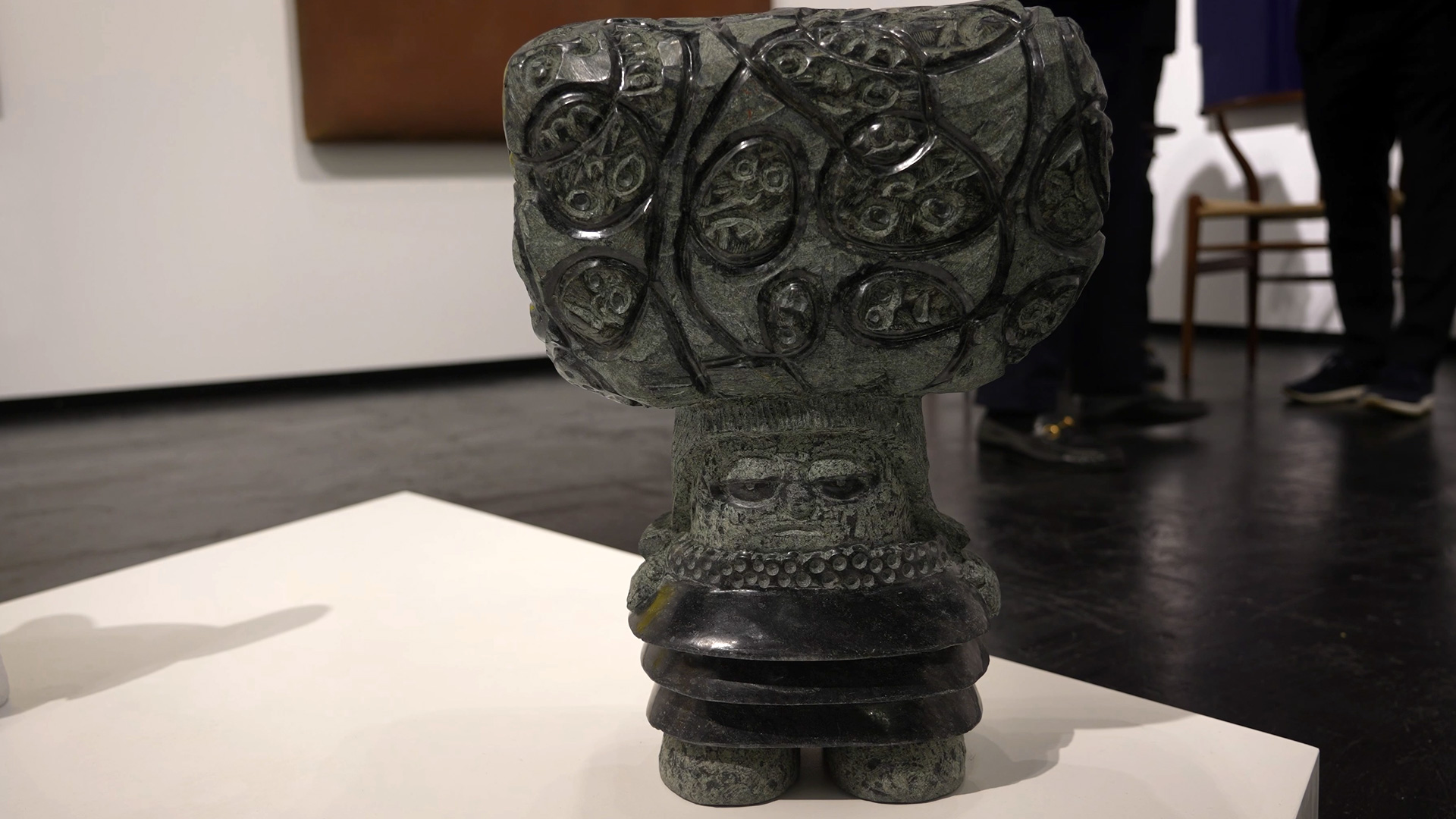 Diabas matt poliert Steinskulptur mit Tiefe Stefan Rinck MINT Galerie