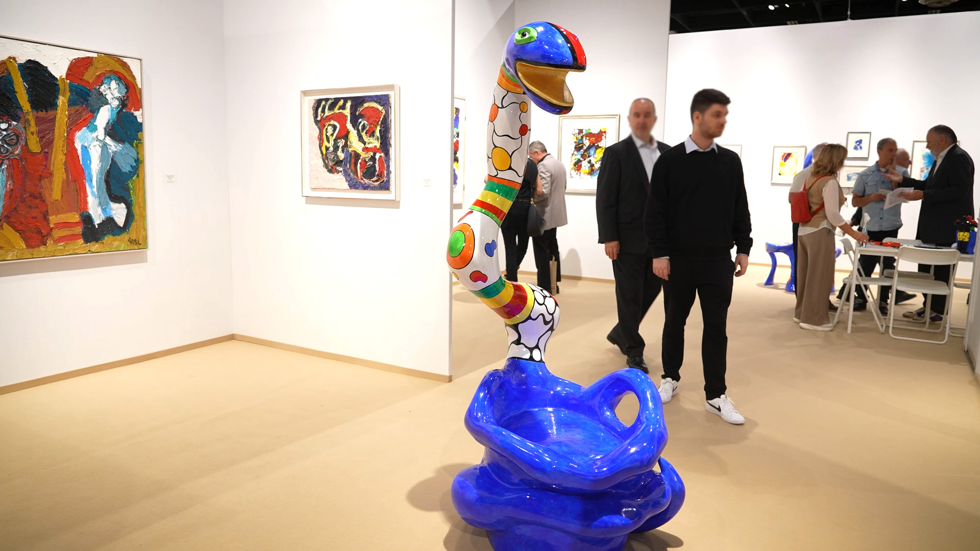 Galerie Delaive experimentelle Schlangen Skulptur
