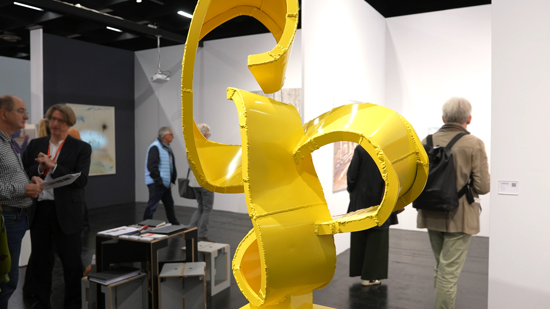 Galerie Kornfeld zeigt gelbe Aluminiumskulptur Jay Gard