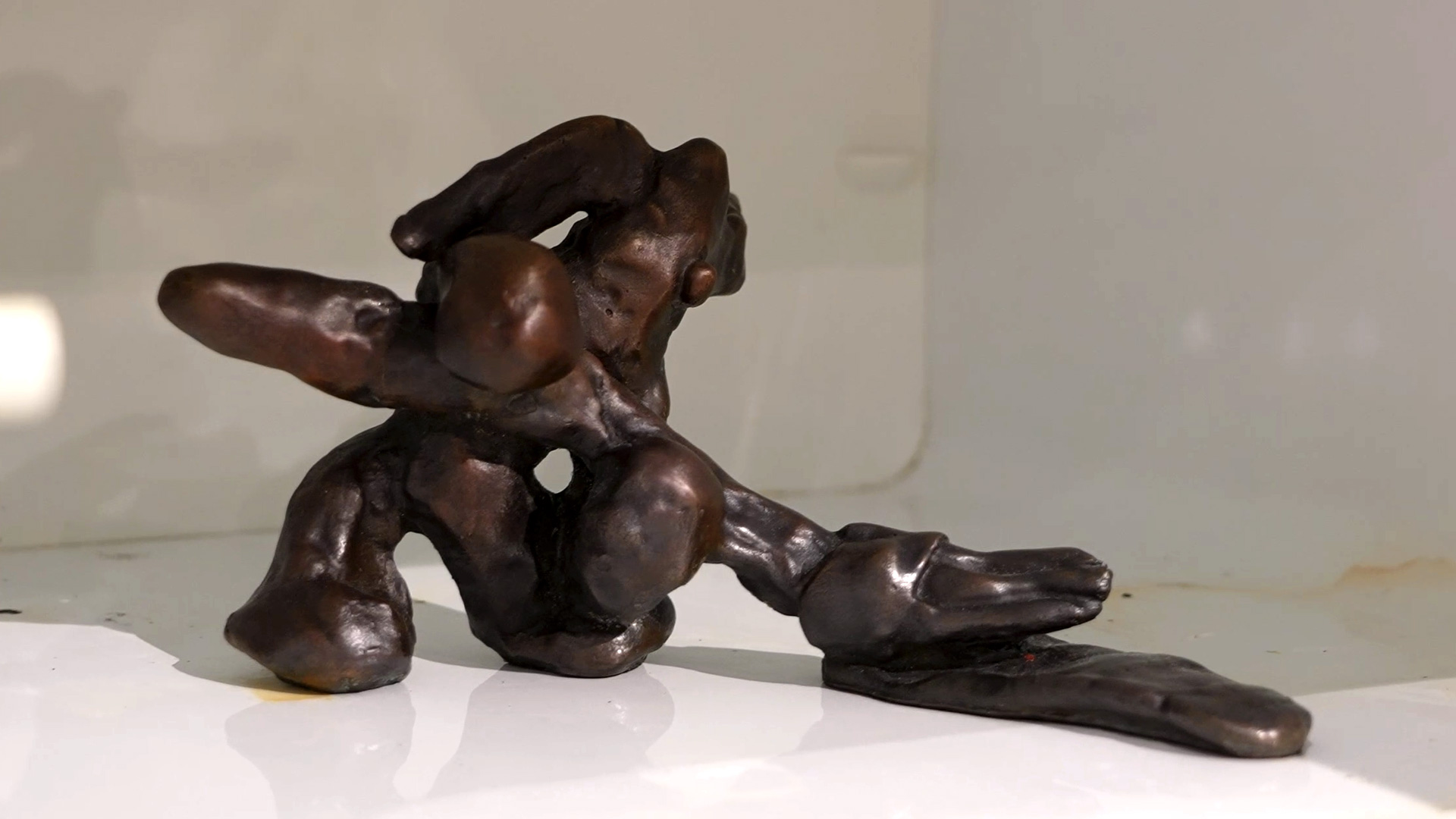 Maite y Manuel Skulptur auf Kuehlschrank