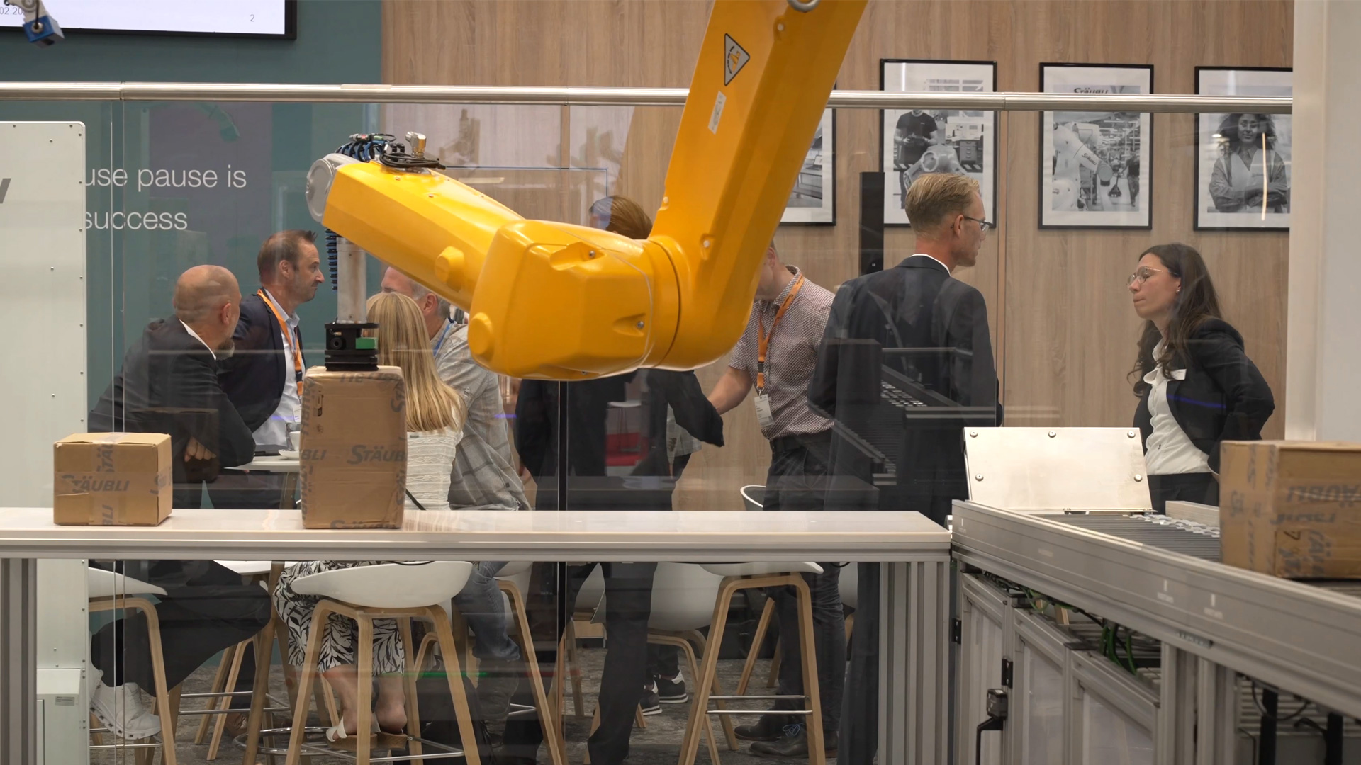 Automatisierung in der Intralogistik Staeubli zeigt mobile Robotikloesungen mit KI