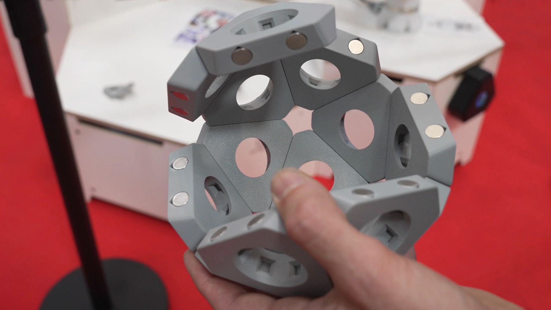Roboter fertigen in Zusammenarbeit dynamisch auf engstem Raum