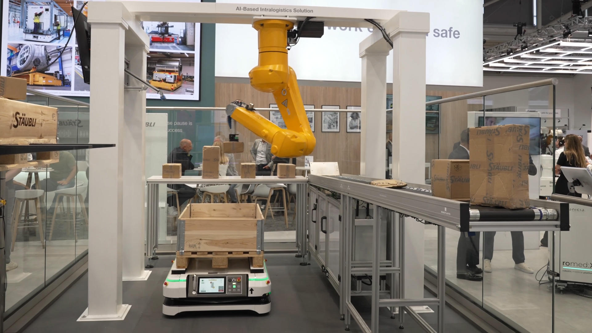 Staeubli zeigt auf der automatica mobile Robotik und KI fuer Logistik und Intralogistik
