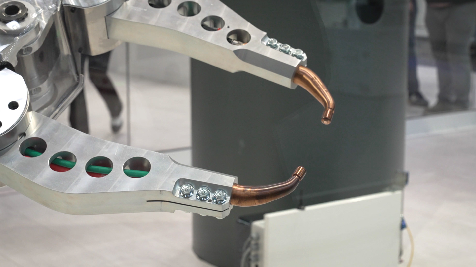Vielfaeltiger Einsatz von Robotik bei Automotive Giesserei Elektronikfertigung Lebensmitteln oder Verpackung
