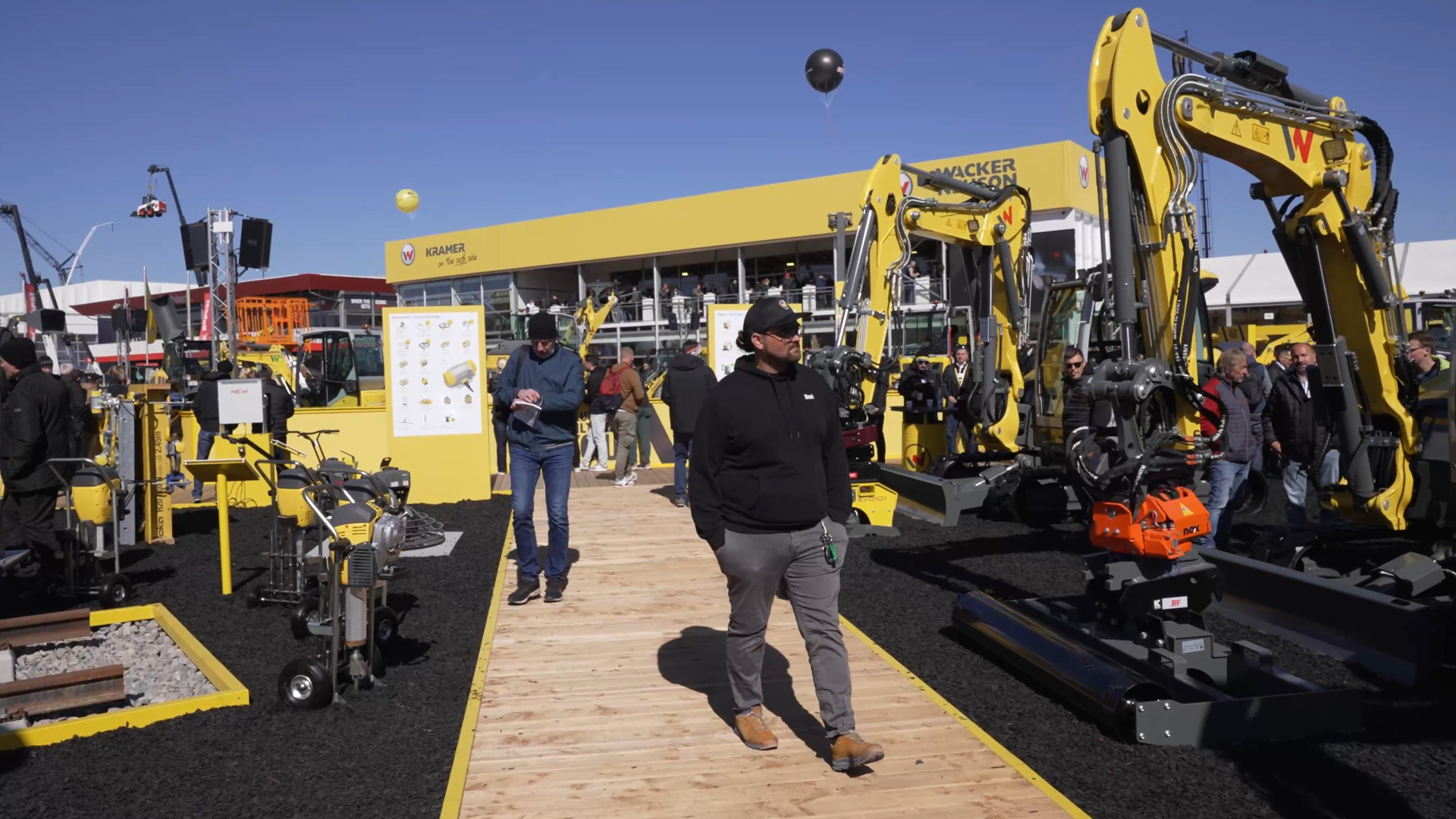 300 Baumaschinen und Baugeraete am Wacker Neuson Messestand bauma 2025