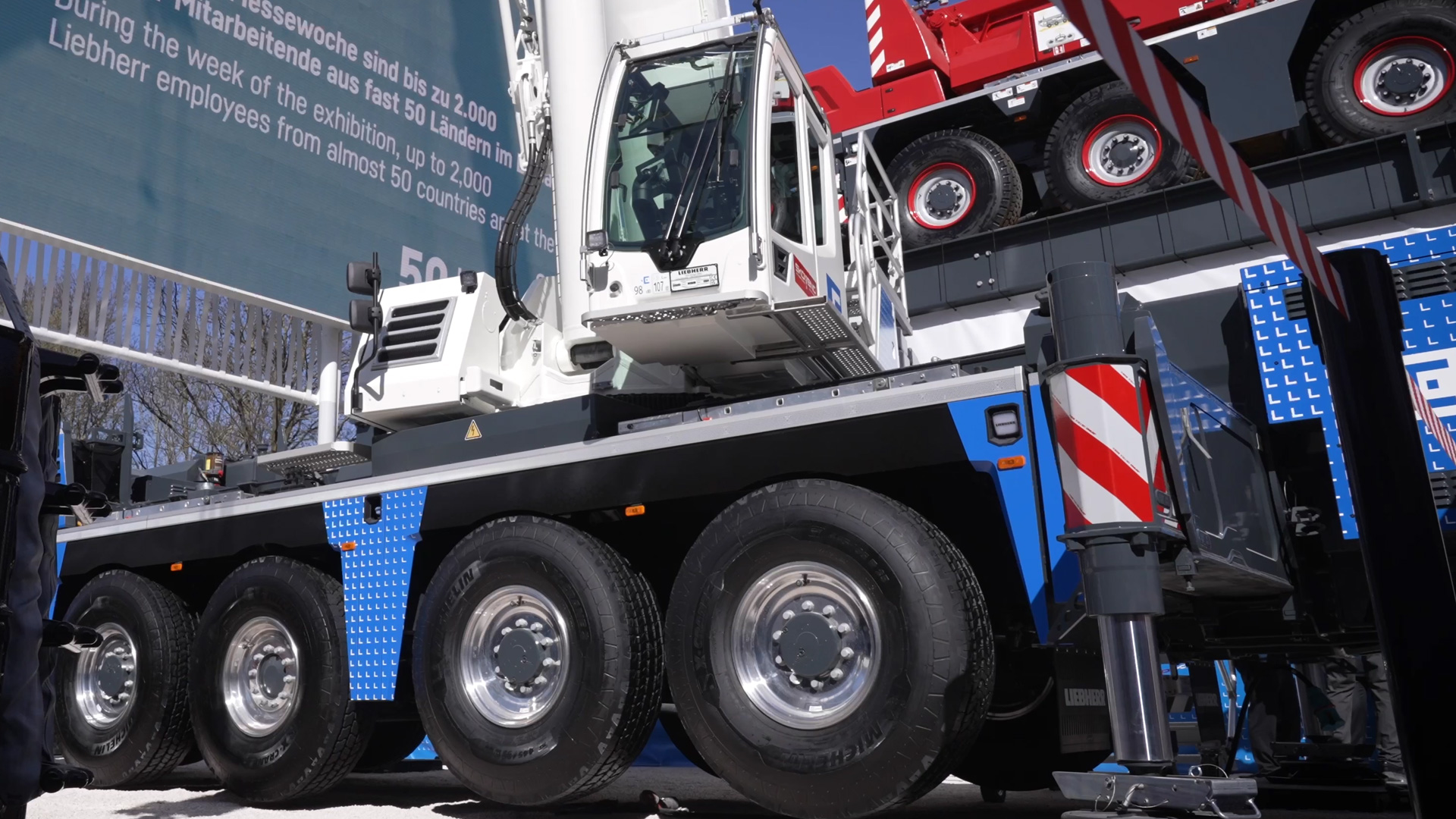 Hybrid Mobilkran Wahlmoeglichkeit Diesel und Elektromodus Liebherr MK 120 5 1 E