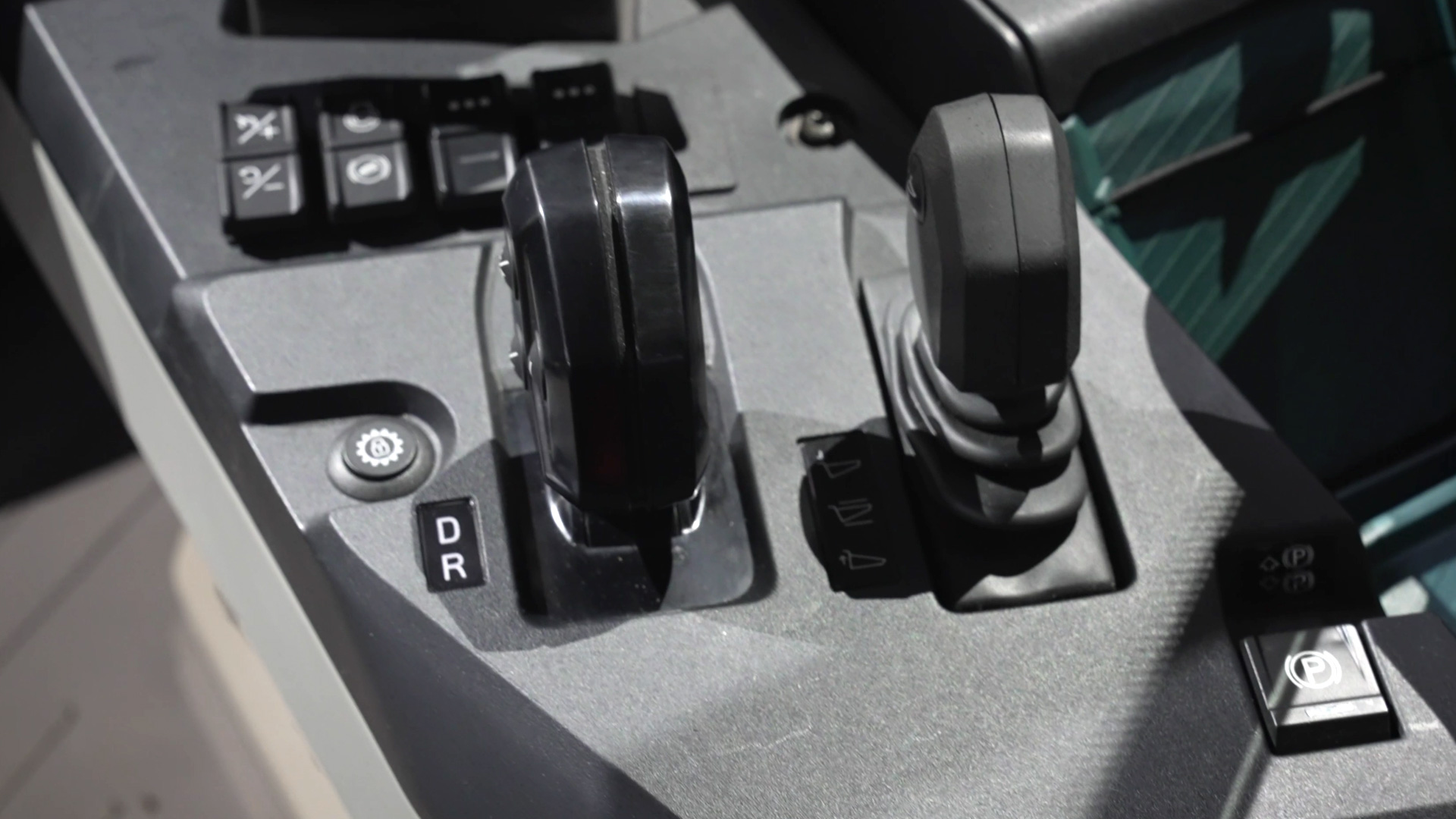 Joysticks praezise Steuerung Elektrodumper A30 Volvo