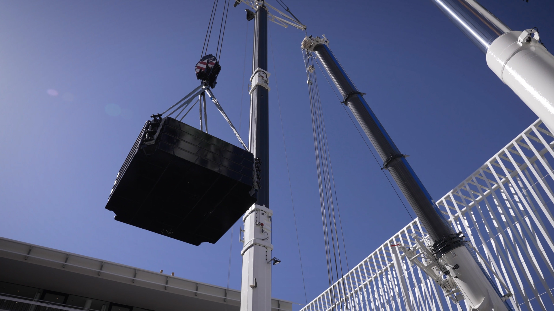 Liebherr Mobilkran Elektromodus ideal fuer urbane Raeume und Nachtbaustellen