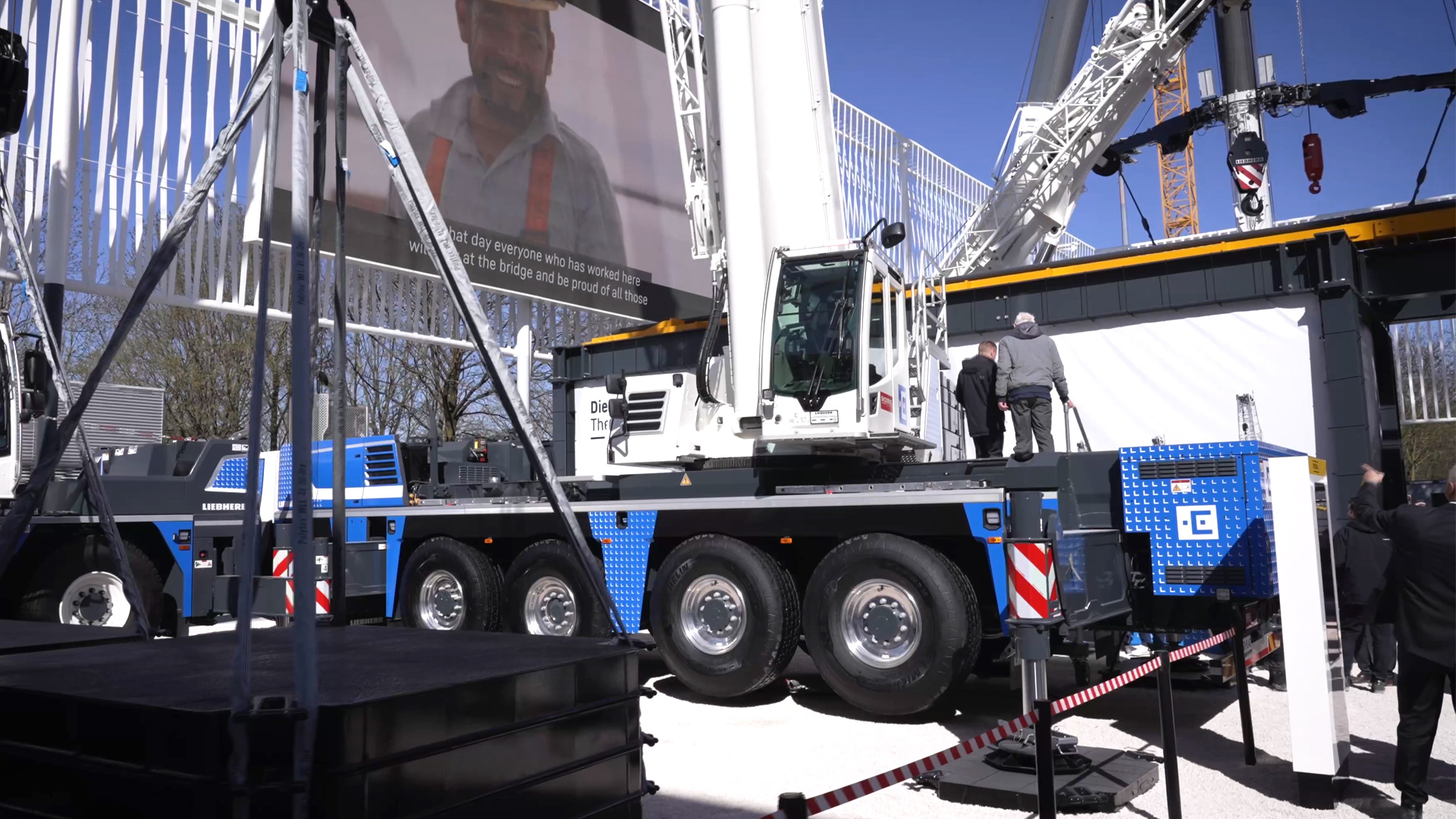 Liebherr hybrid Mobilkran MK 120 5 1 E mit autarker Energieversorgung Batteriepaket am Oberwagen