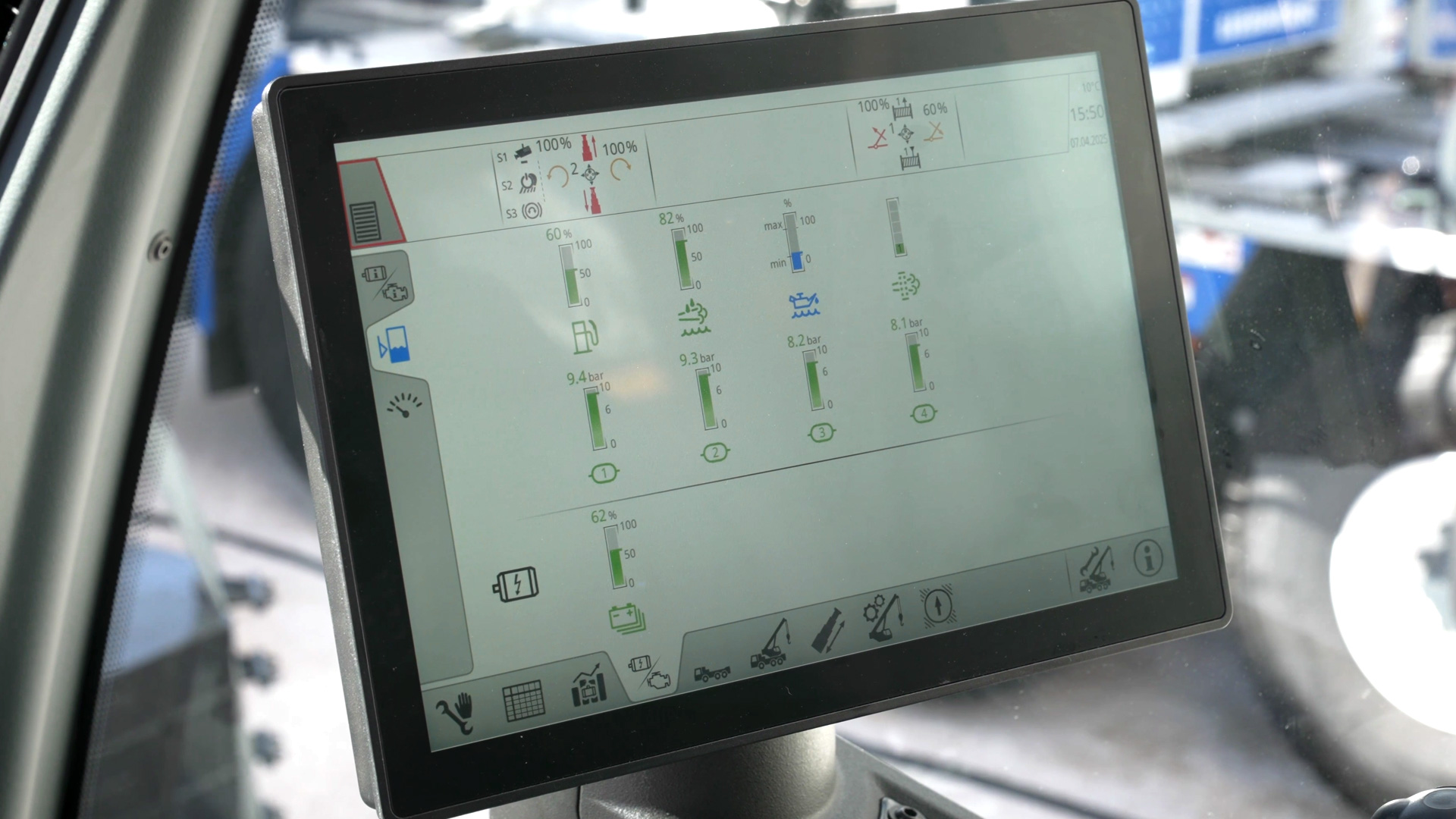 Mobilbaukran Liebherr mit zentralem Touchdisplay in der Kabine