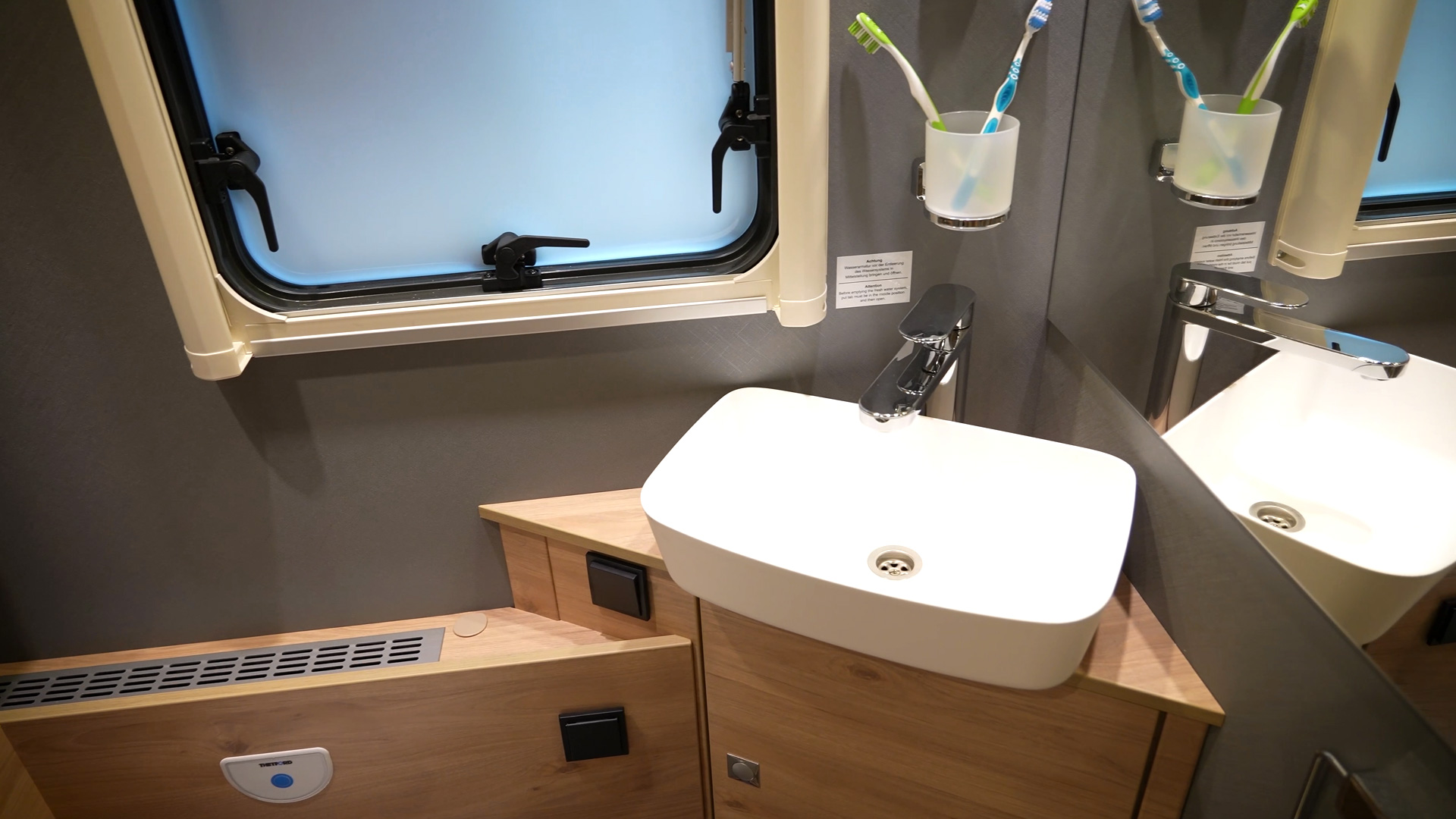 Abgetrenntes Bad Waschbecken Caravan Salon