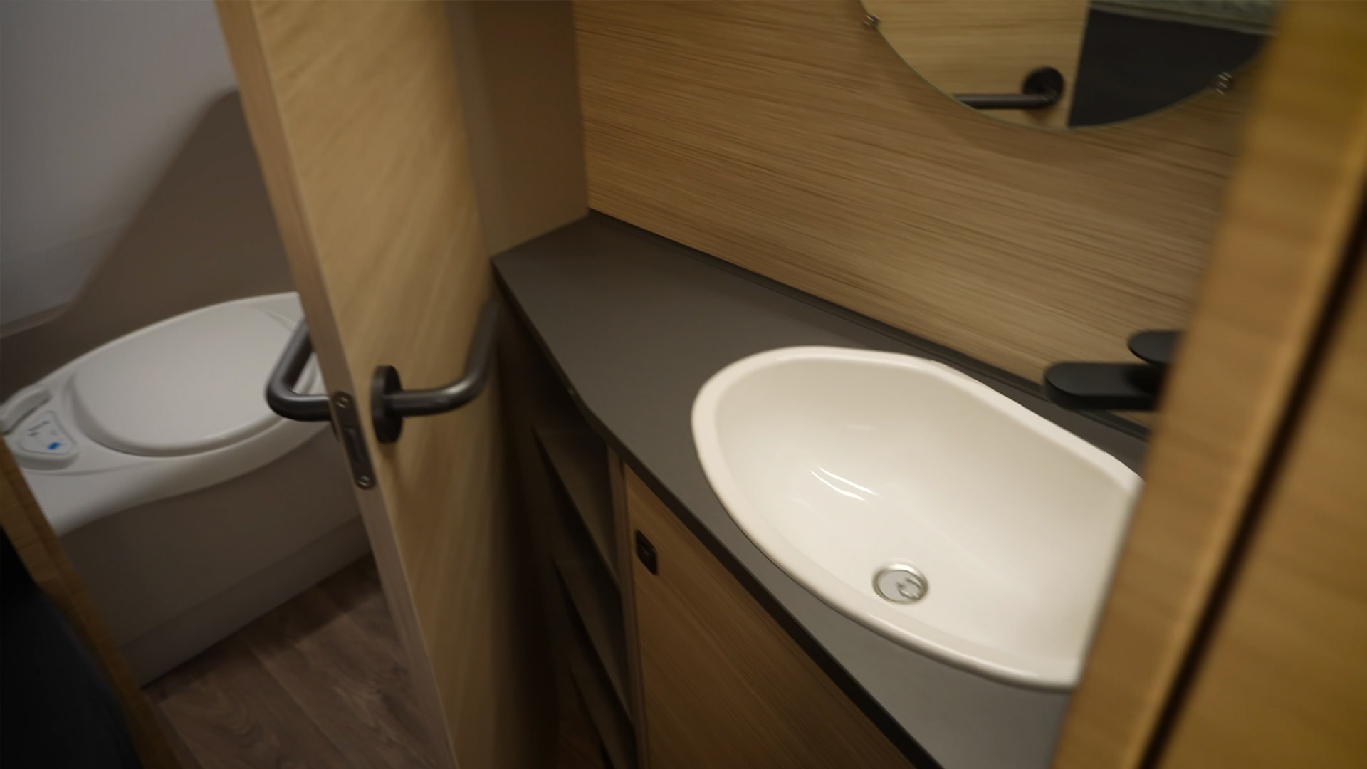 Waschbecken und Toilette Wohnwagen Next 380 Fendt Caravan
