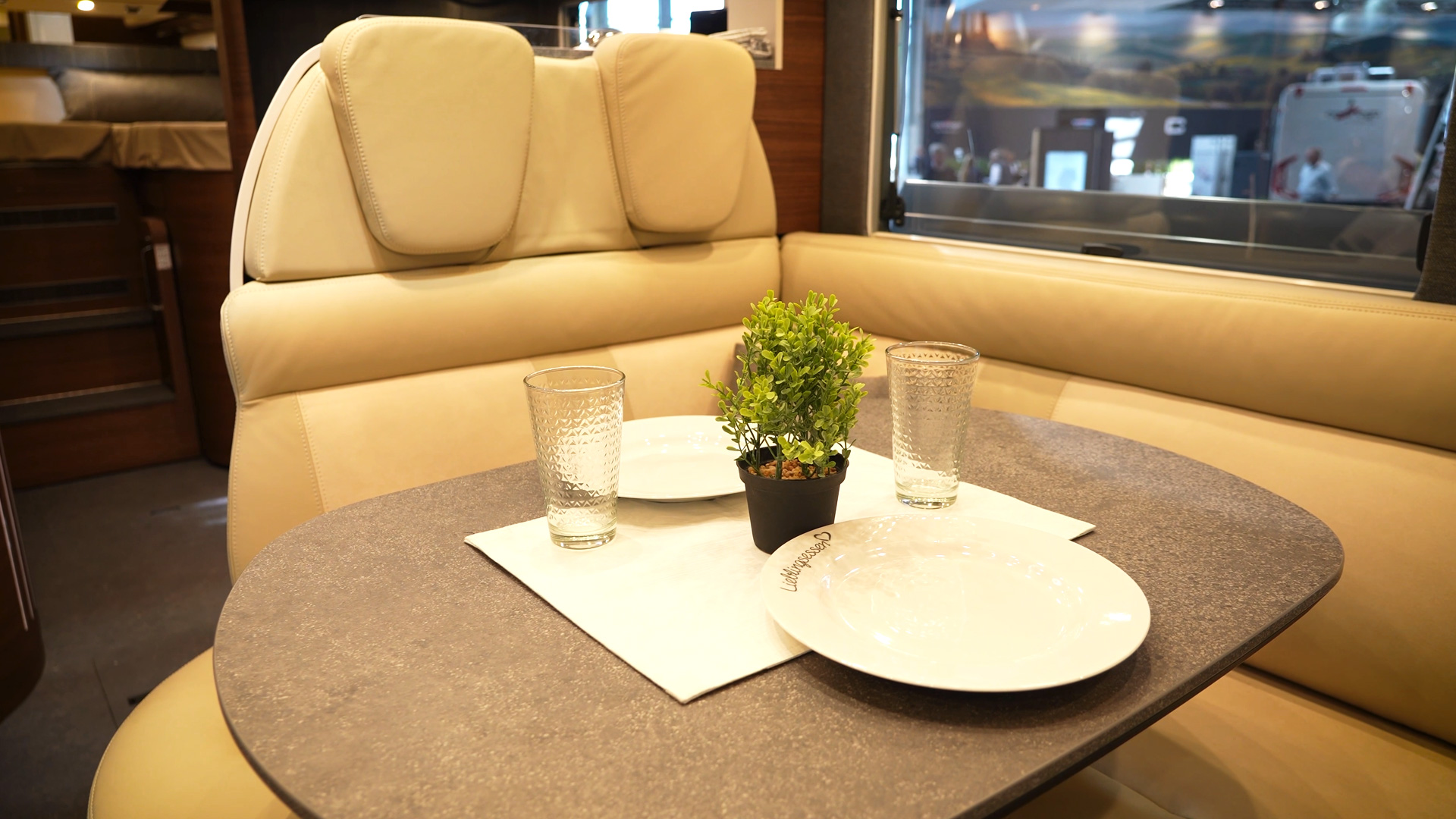 komfortable Sitzgruppe und Essbereich im chic c line