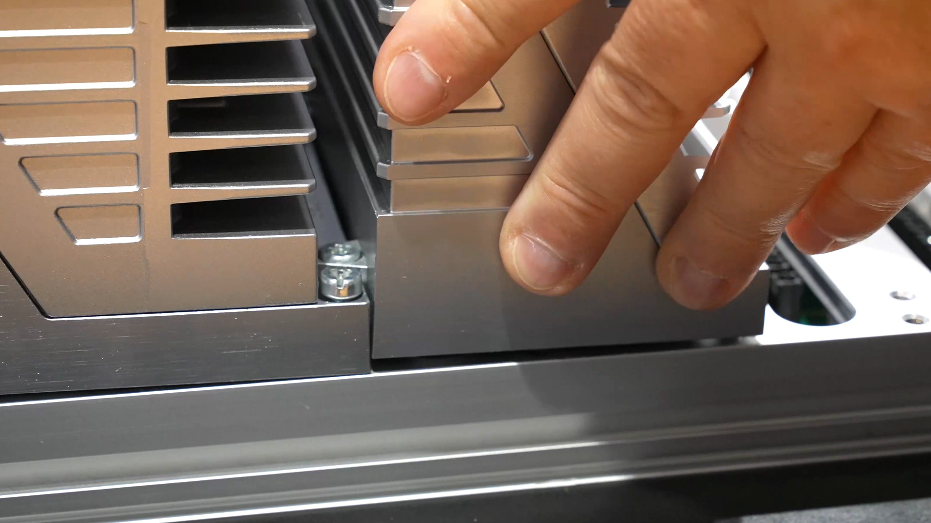 MX System Module einfach aufstecken und verschrauben