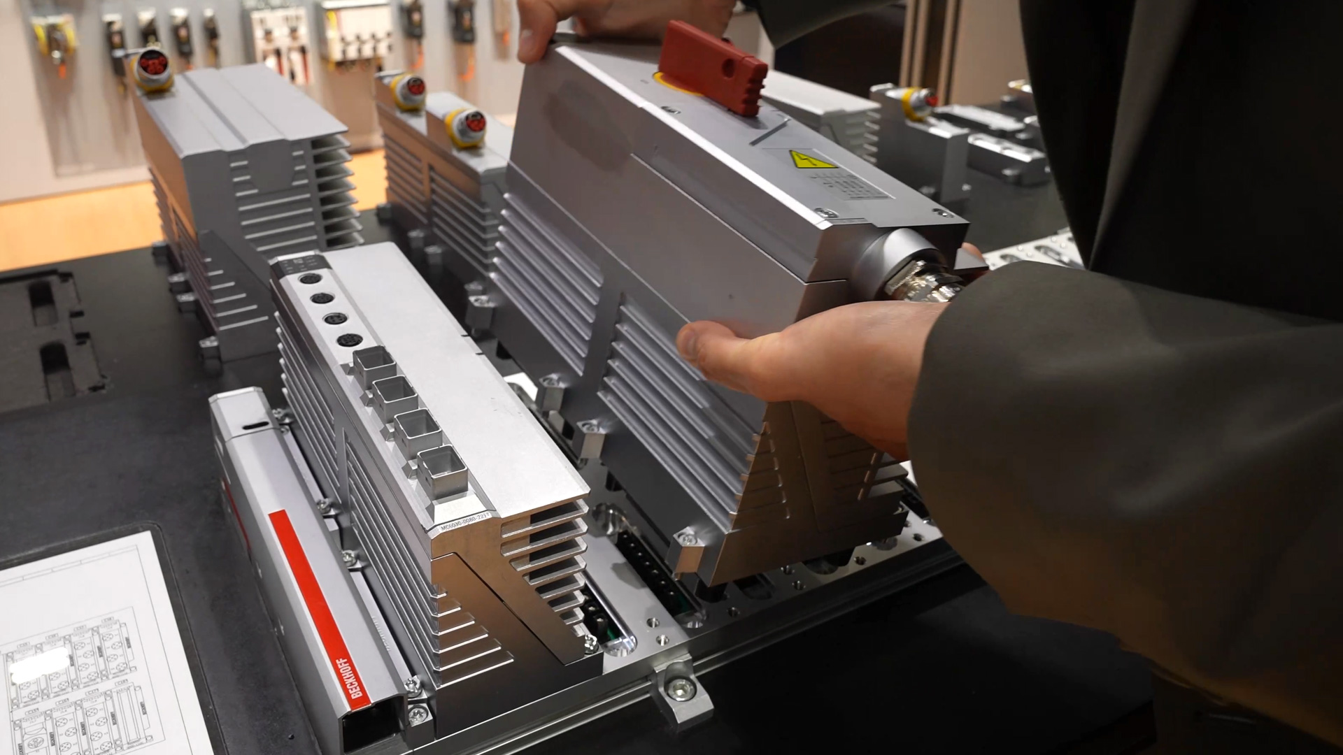 Module schnell und einfach auf Backplane des MX Systems aufstecken