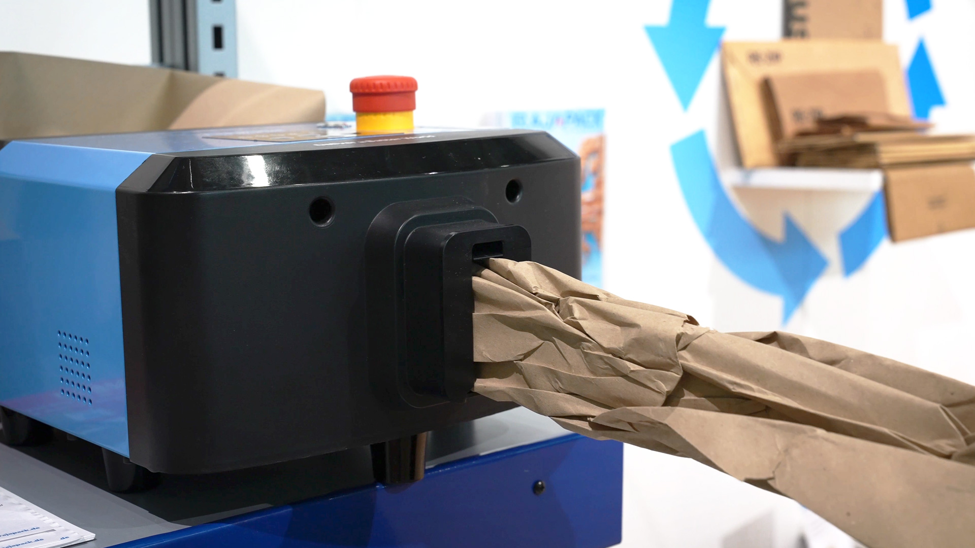 Packmaschine produziert nachhaltiges Papier Fuellmaterial