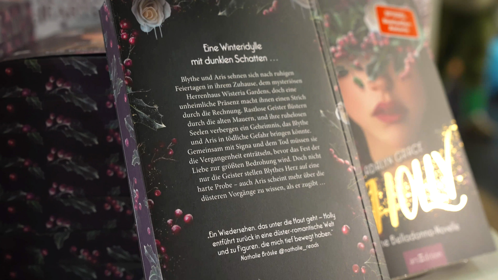 Holly Klappentext Buchrueckseite mit veredelter Praegung