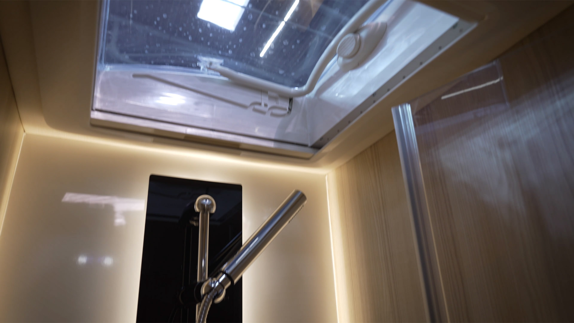 Camper Dusche mit Dachluke für Tageslicht und zum Lüften
