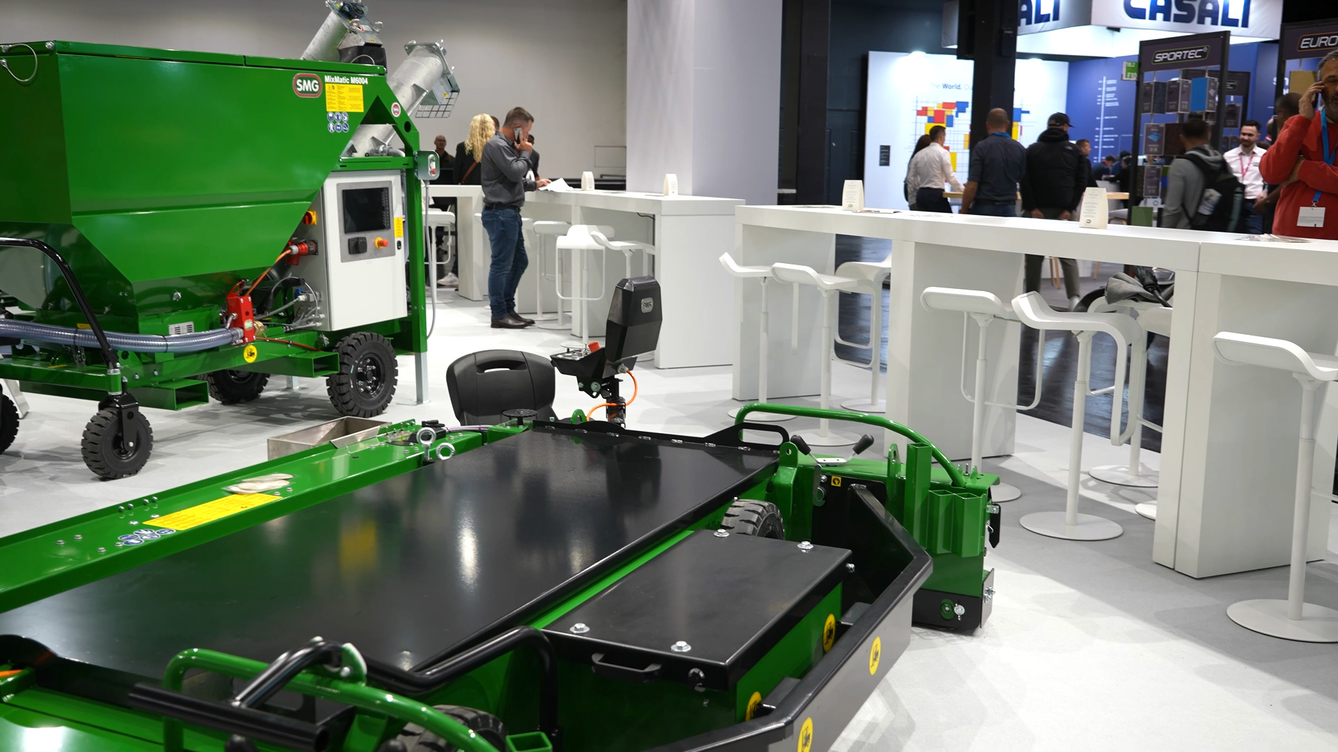 Bau von Rundlaufbahnen Sportstaetten SMG Maschinen