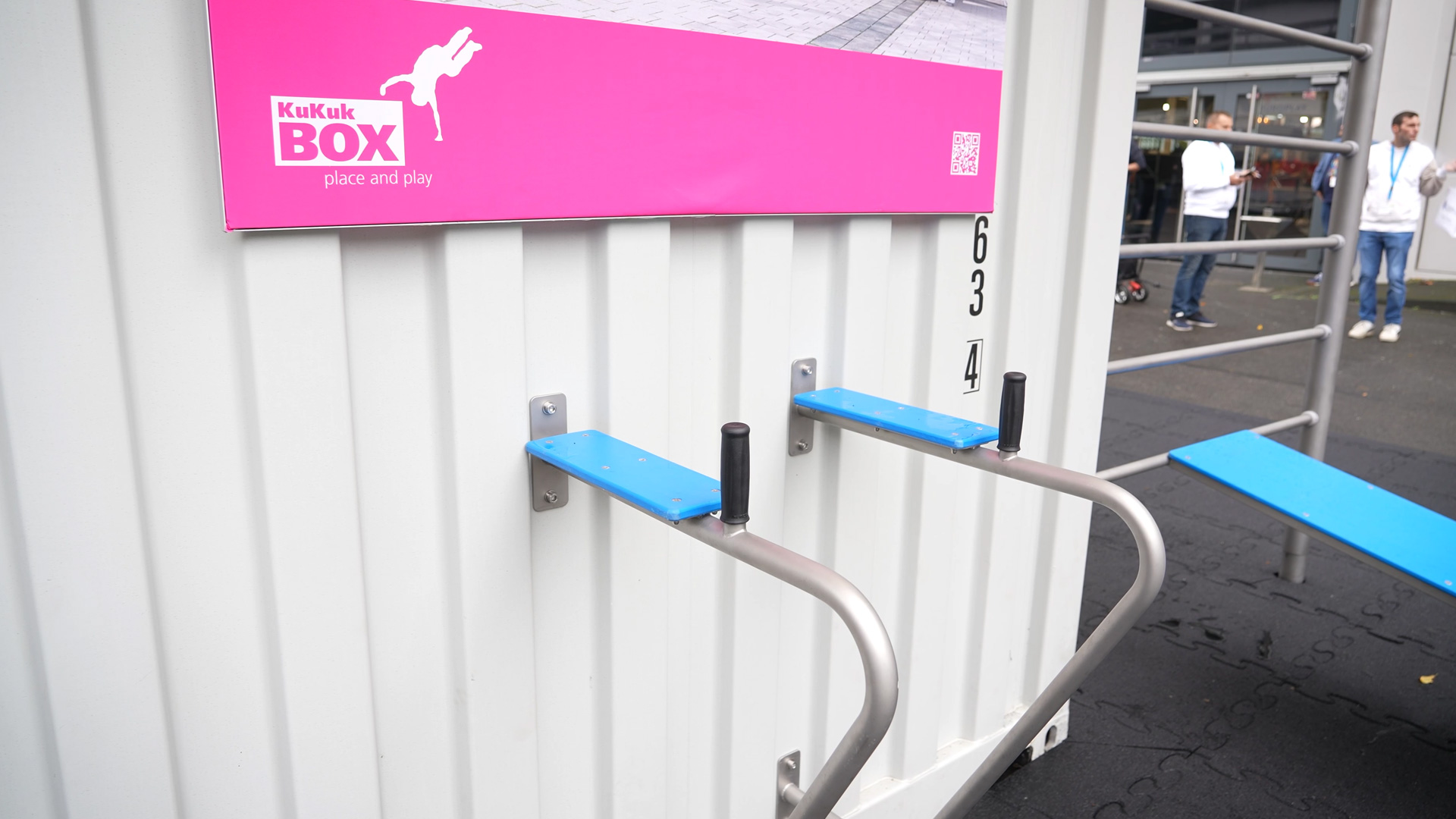 Sportgeraet im Freien oeffentlicher Raum zum Bauchmuskeltraining nutzen