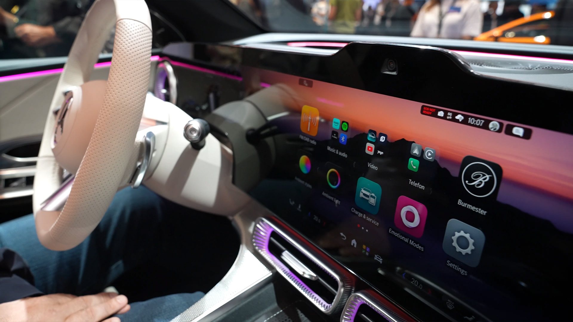 GLC Innenraum mit Seamless Hyperscreen und Premium Materialien