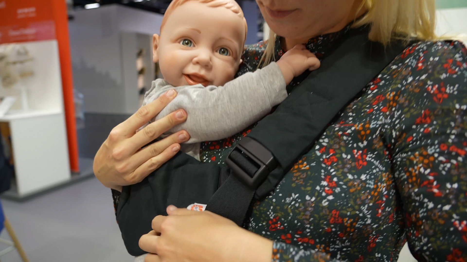 Upsie Babytrage Ergobaby ergonomisches Design fuer Kinder im Lauflern Alter