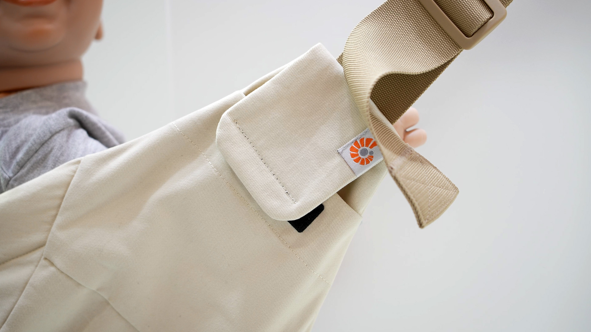 Upsie Babytrage natuerliches Material und praktische Details