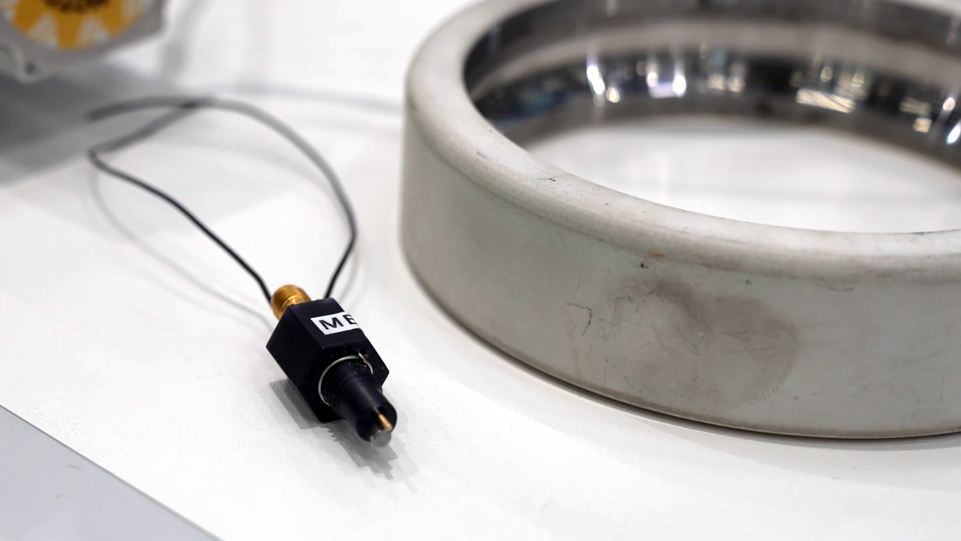 Pin kontaktiert Aussenring Schmiermittel Ueberwachung Lager